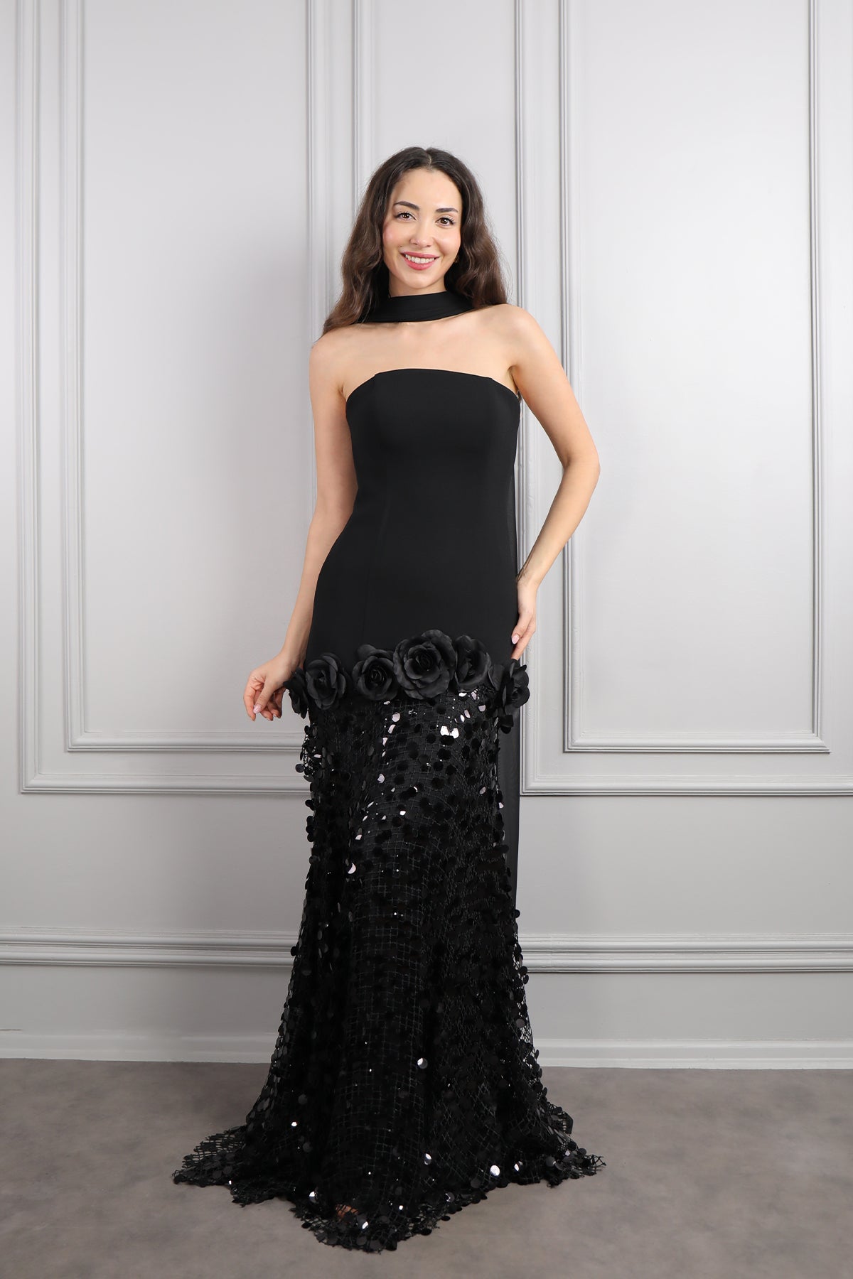 فستان سهرة سترابلس بزينة ورود وترتر مع شال -اسود