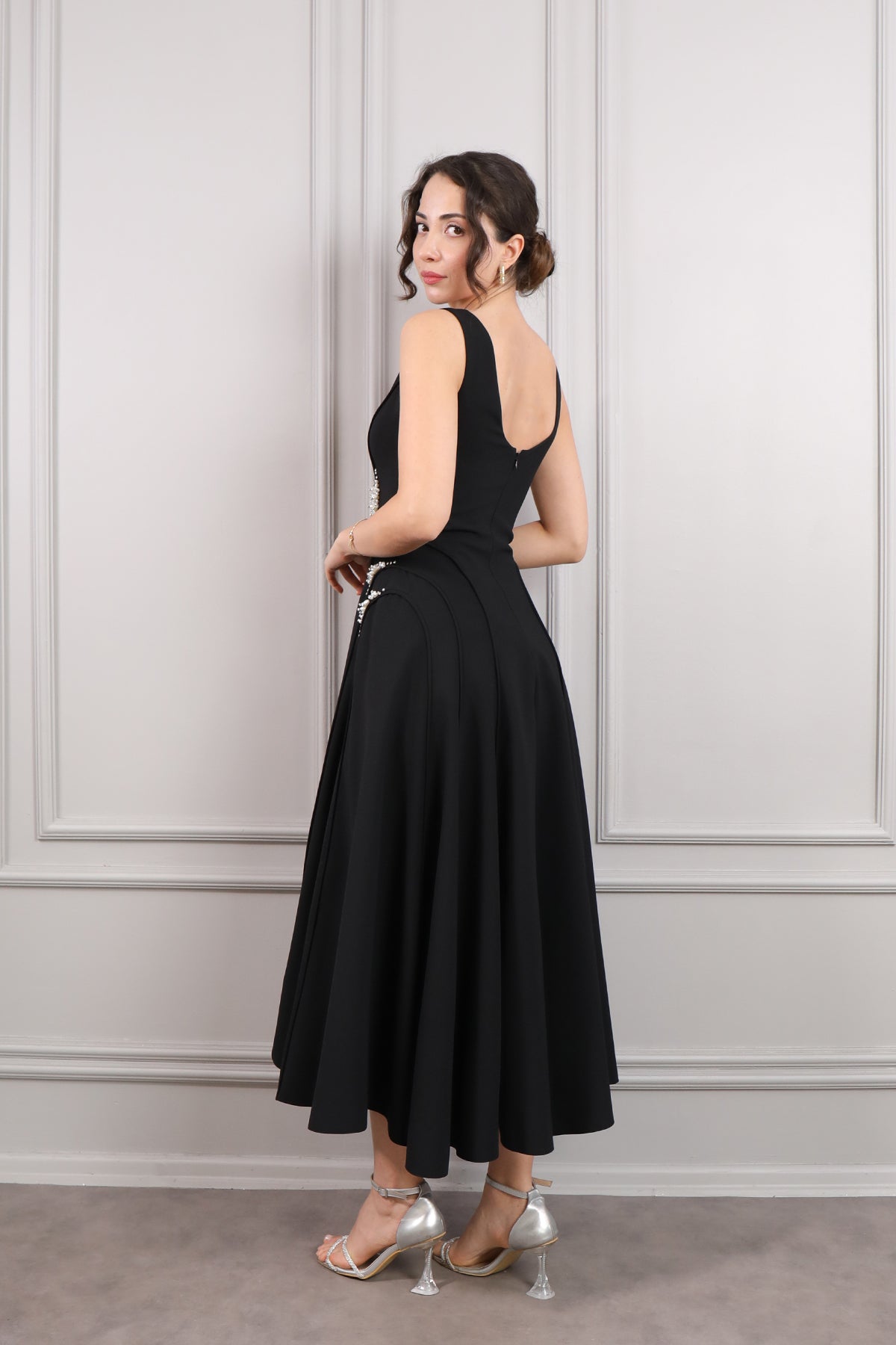 فستان سهرة ميدي بياقة مربعة وتطريزات لؤلؤ -اسود