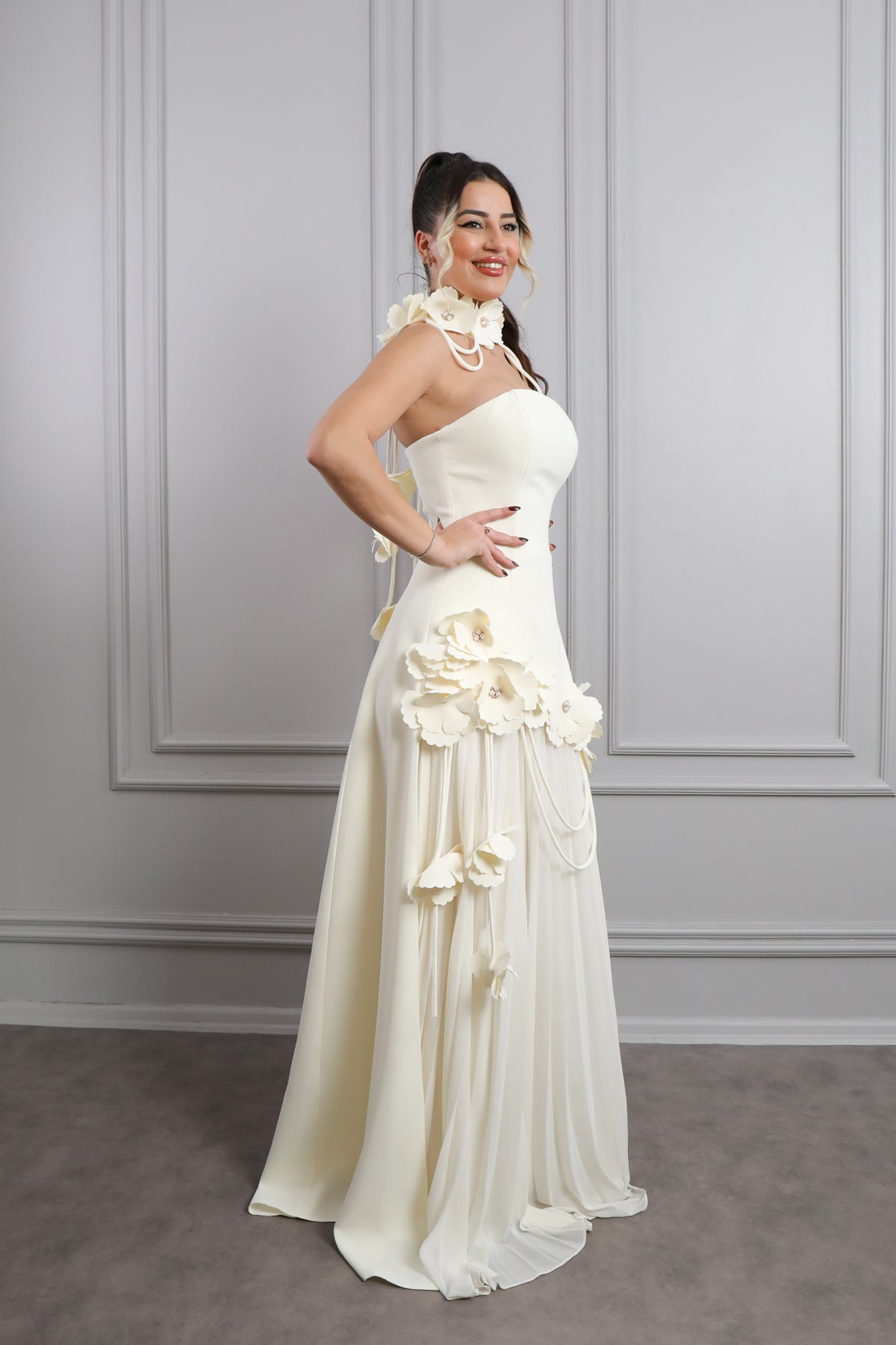 فستان سهرة سترابلس مزين بالورود بتنورة مكسرة -سكري