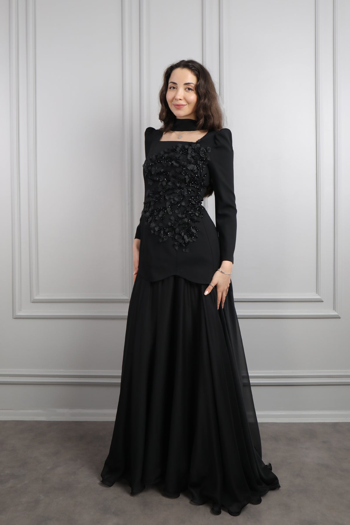 طقم تنورة وتوب مطرز بالخرز والورود مع تفصيل شال -اسود