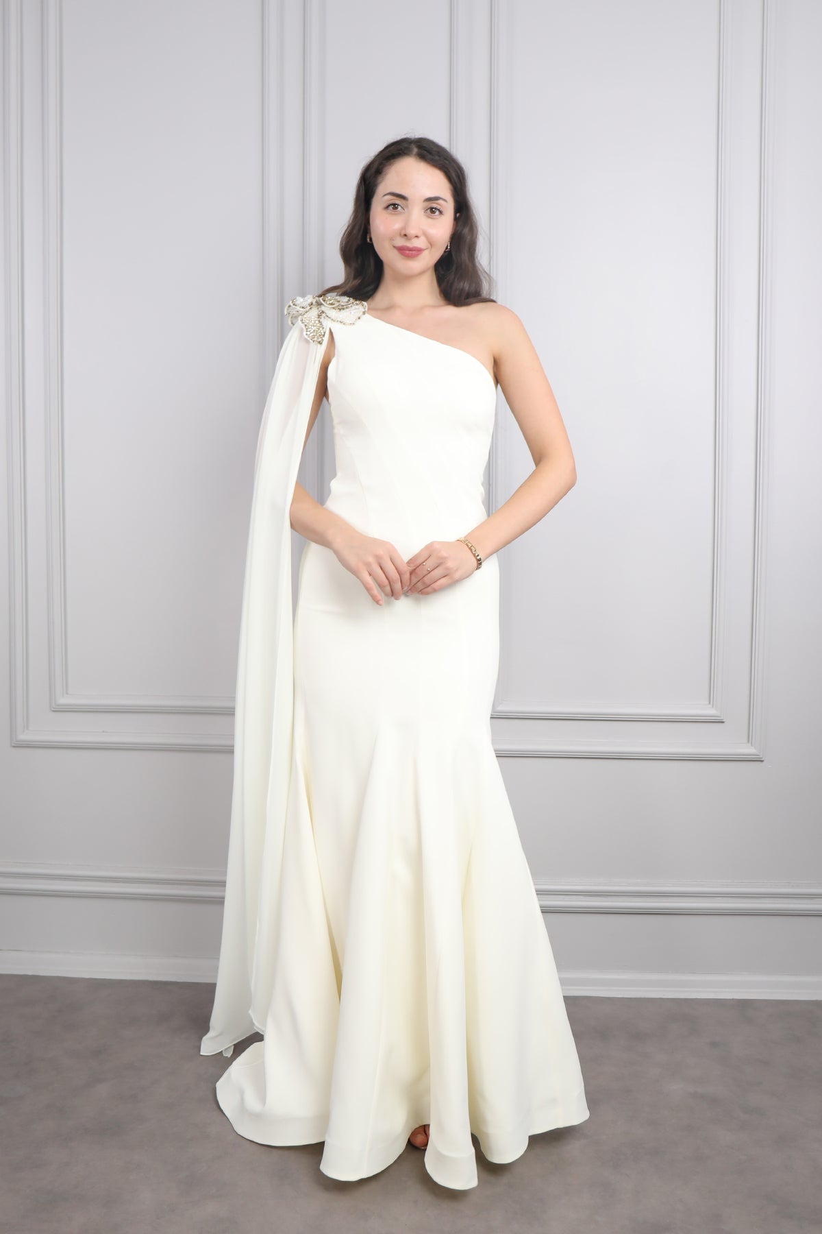 فستان سهرة بكتف واحد بتفصيل كايب مزين بورود خرزية -سكري