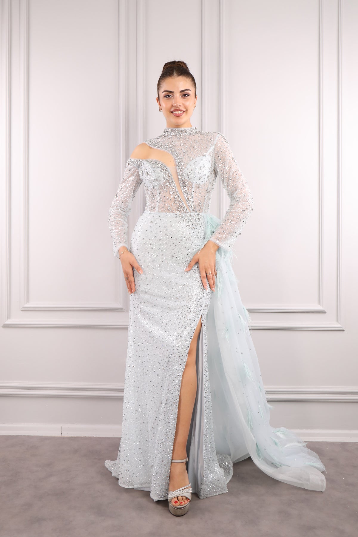 فستان سهرة بتفاصيل كاب عند الخصر وياقة خناقية مزينة بالأحجار من "المجموعة الخاصة" -ازرق