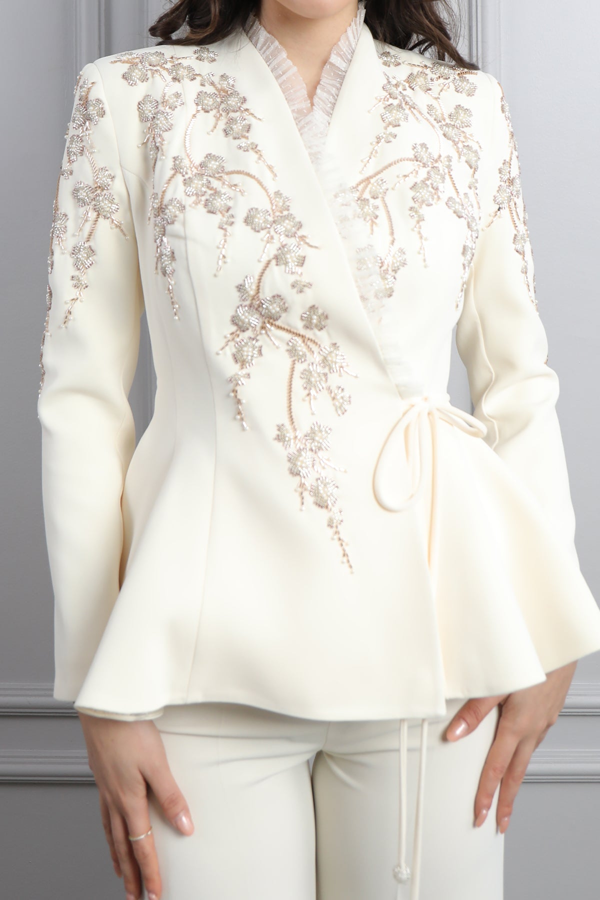 طقم بنطال وجاكيت مزين بتطريزات خرزية وكشكشة عالياقة -سكري