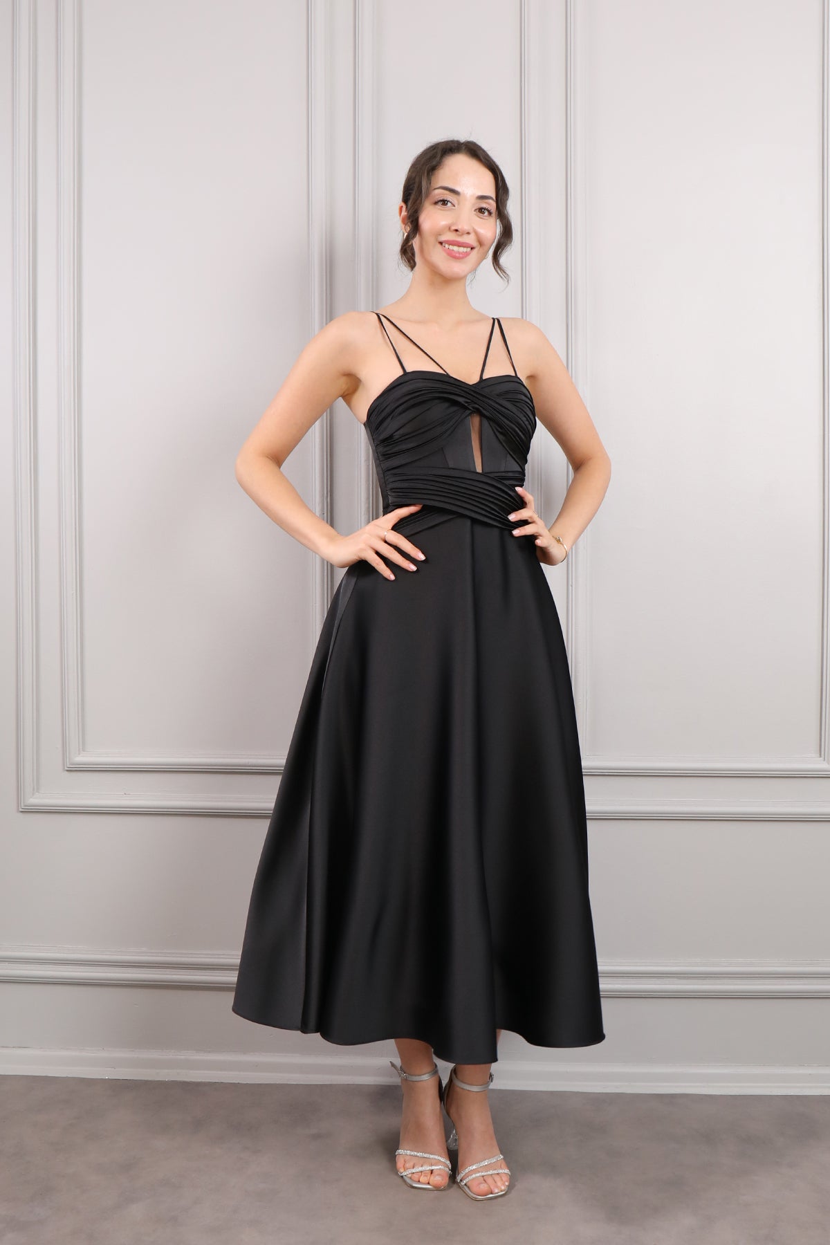 فستان سهرة ميدي بحمالات رفيعة وتفاصيل طبقات -اسود