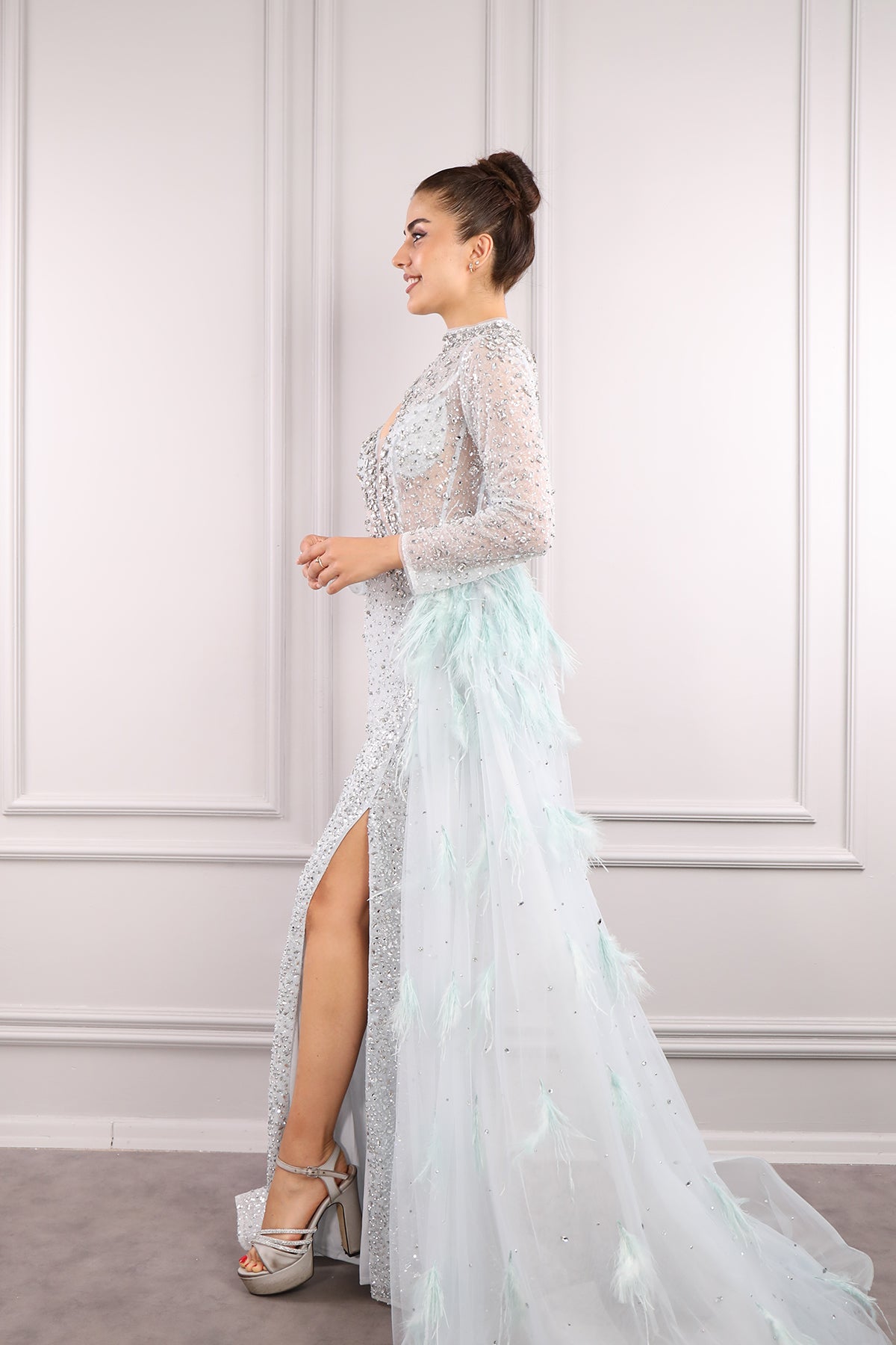 فستان سهرة بتفاصيل كاب عند الخصر وياقة خناقية مزينة بالأحجار من "المجموعة الخاصة" -ازرق