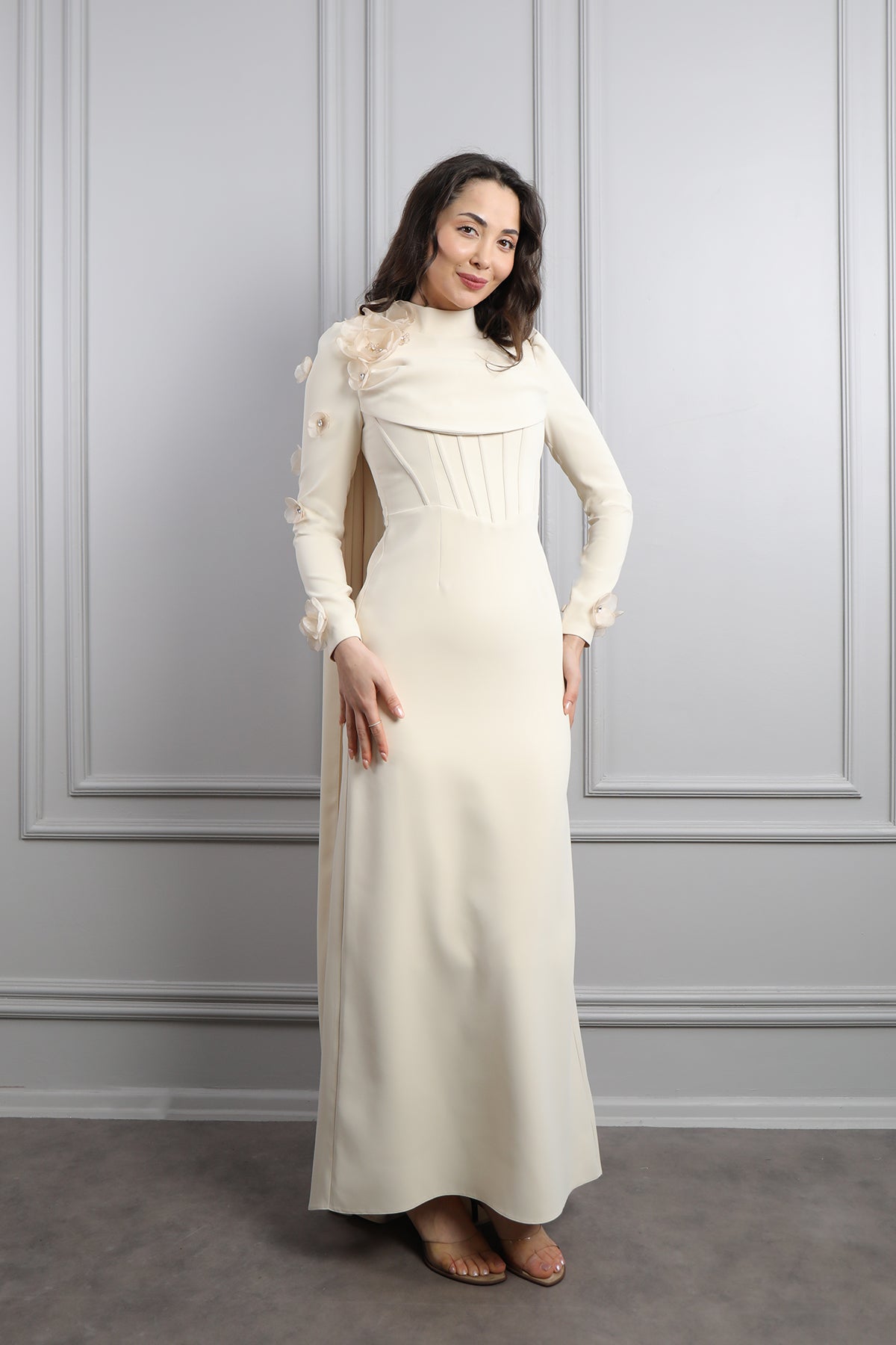 فستان سهرة للمحجبات بتصميم كورسيه وزينة ورود مع تفصيل كايب من الكتف -بيج