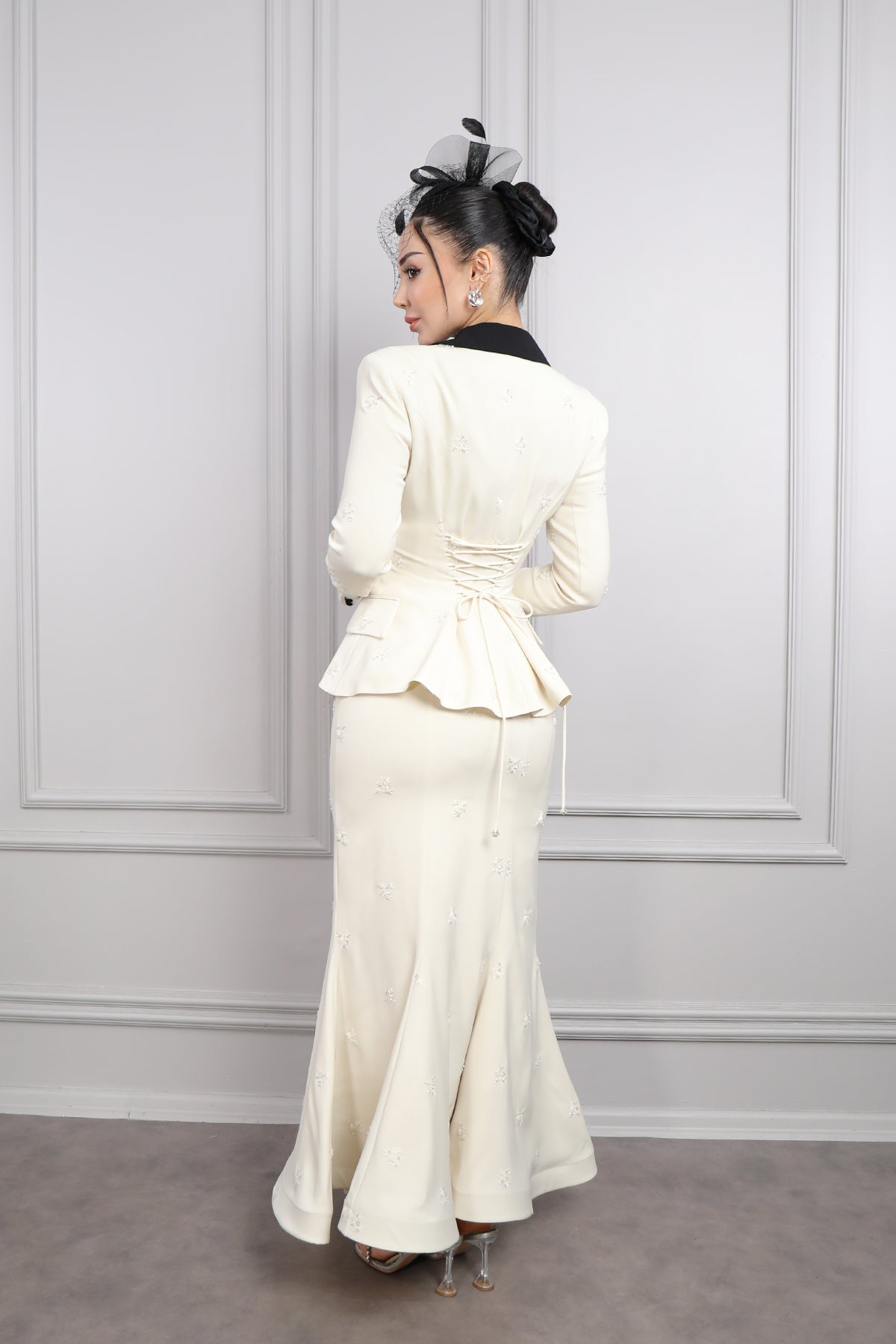 طقم تنورة وبلوزة مع اكسسوار عالشعر -سكري