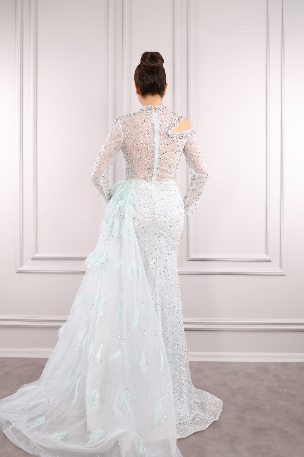 فستان سهرة بتفاصيل كاب عند الخصر وياقة خناقية مزينة بالأحجار من "المجموعة الخاصة" -ازرق