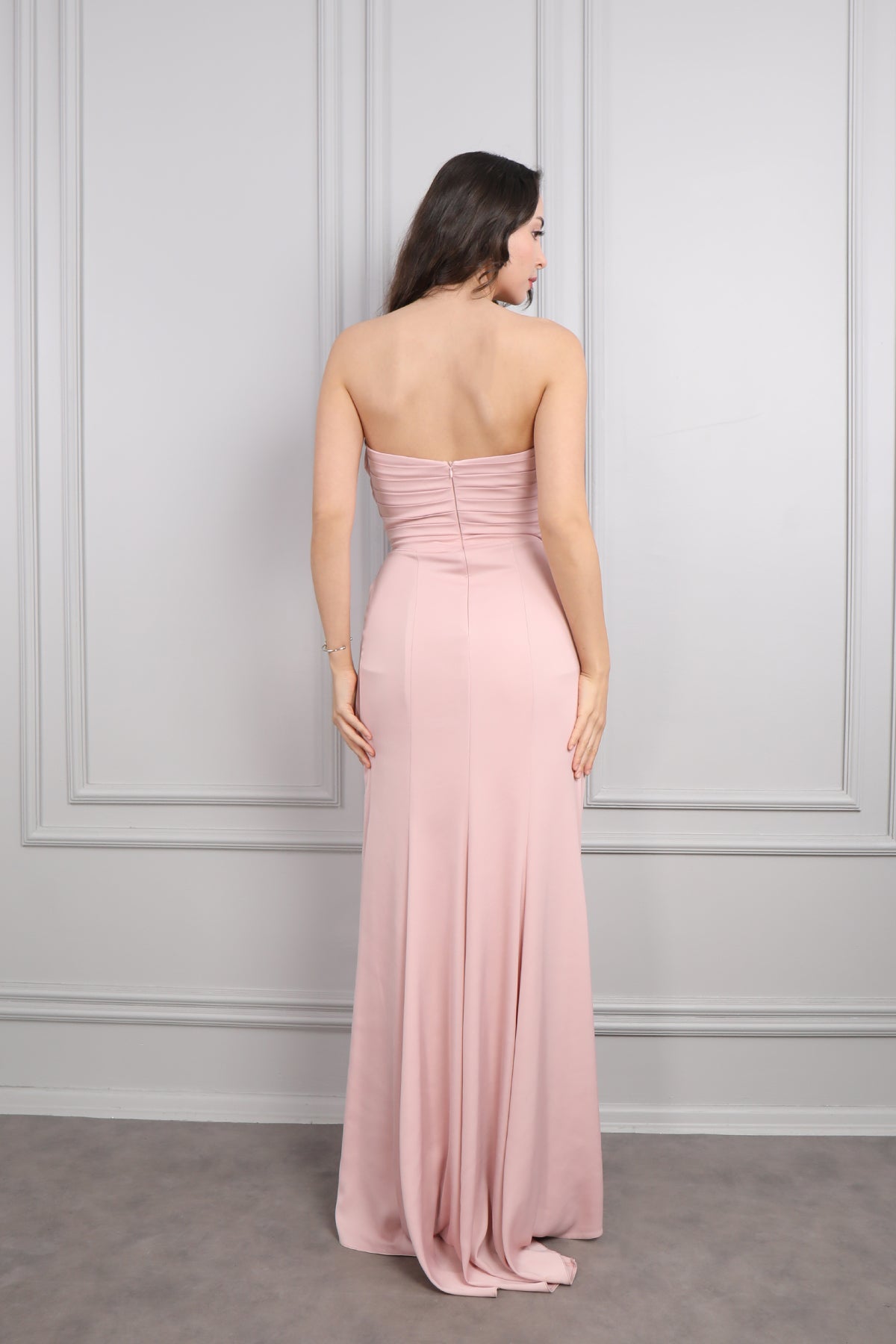 فستان سهرة ساتان سترابلس بربطة عالخصر وفتحة جانبية -بمبي