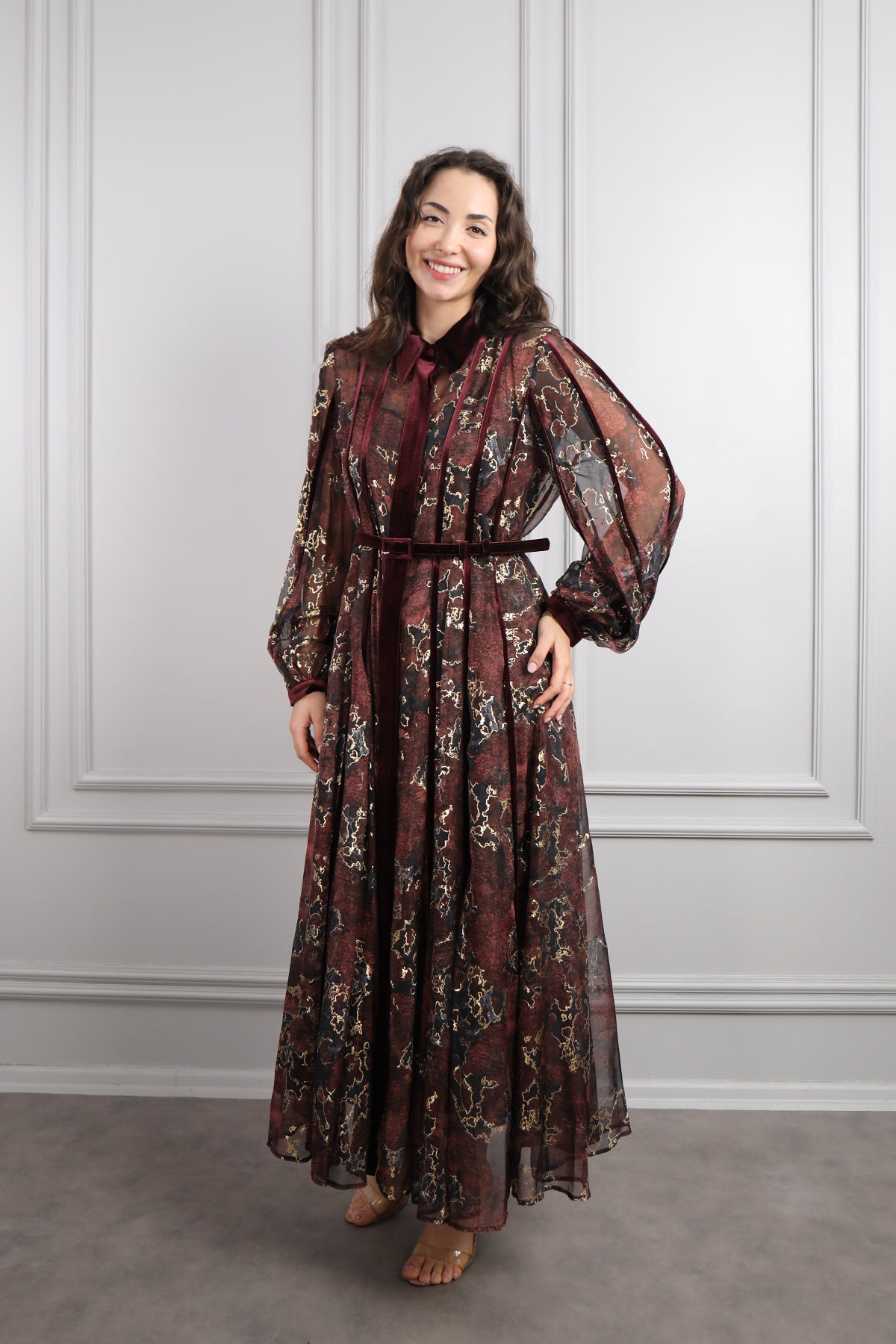 فستان شيفون بزخرفات ذهبية وتفاصيل مخملية مقاس كبير -عودي