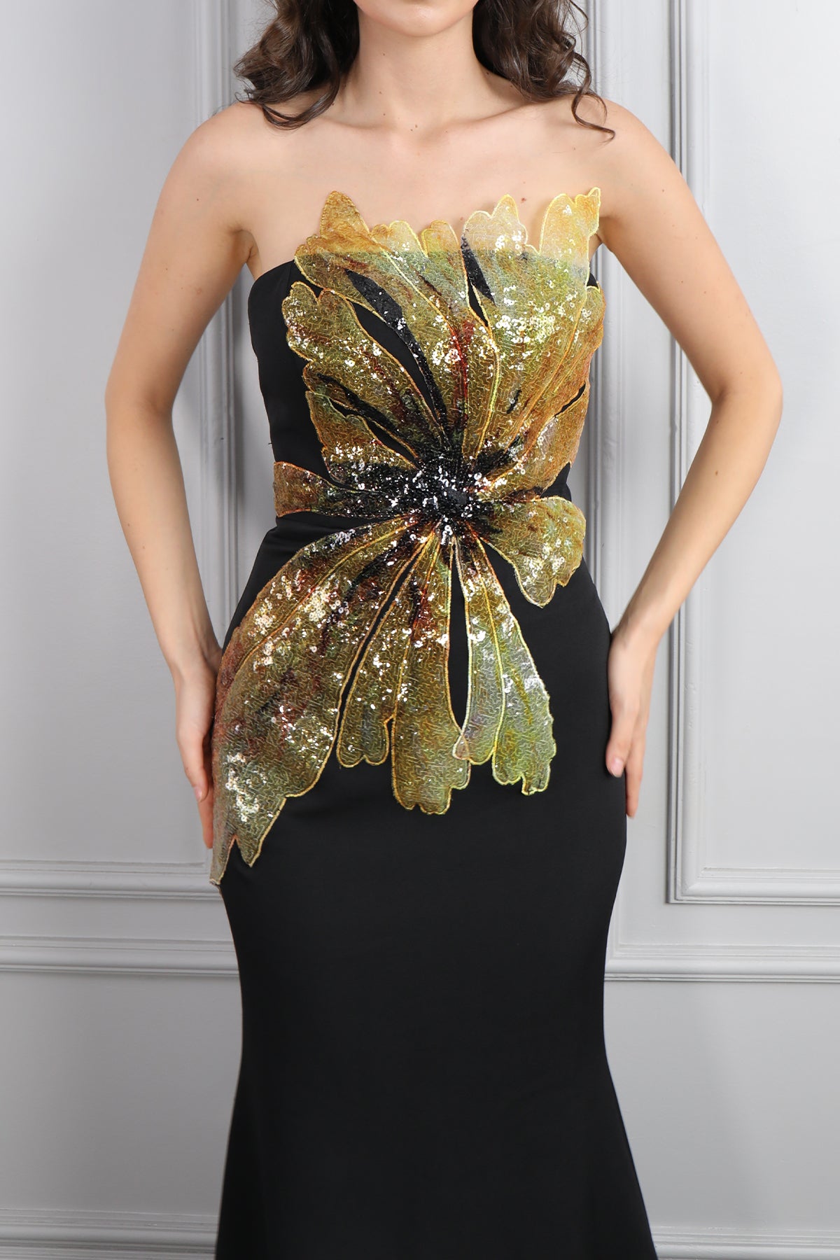 فستان سهرة سترابلس بزينة وردة امامية -اسود