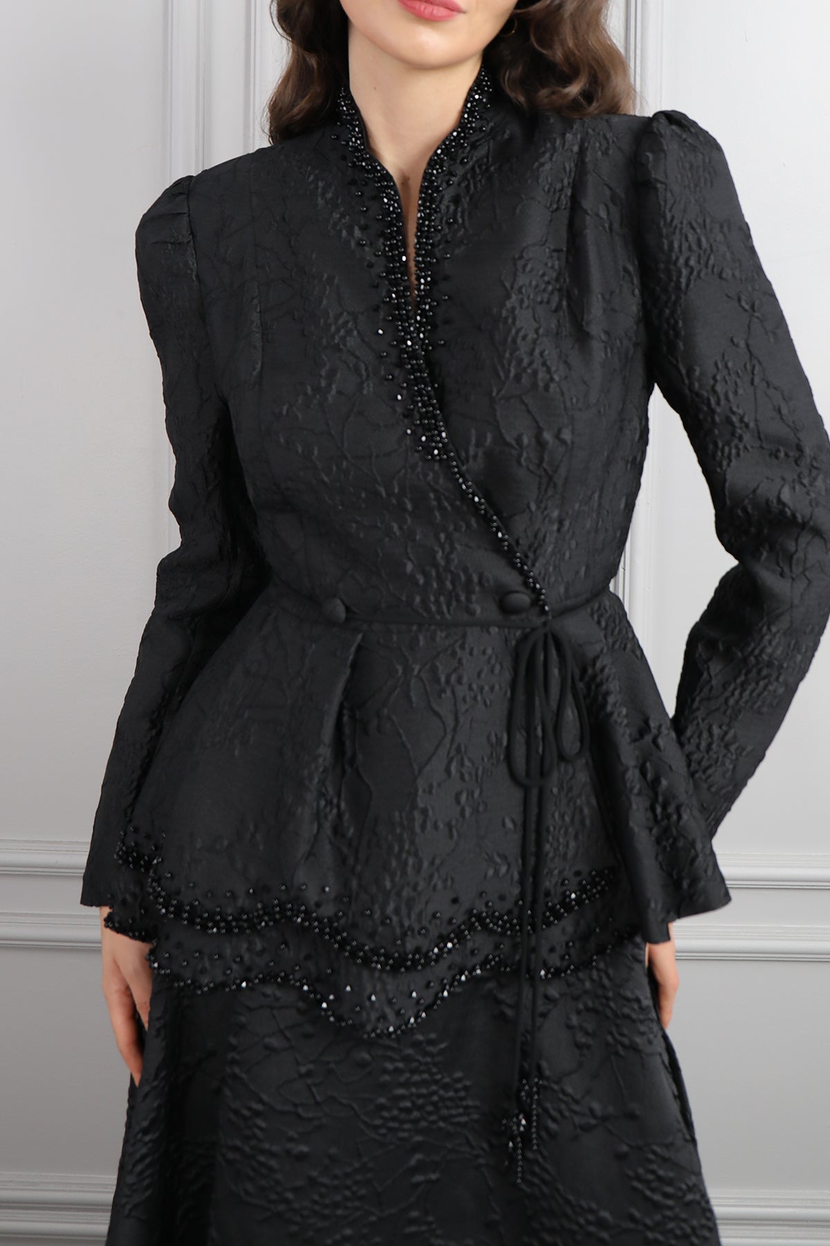 طقم تنورة وجاكيت مزين بالخرز وتفصيل طبقات -اسود
