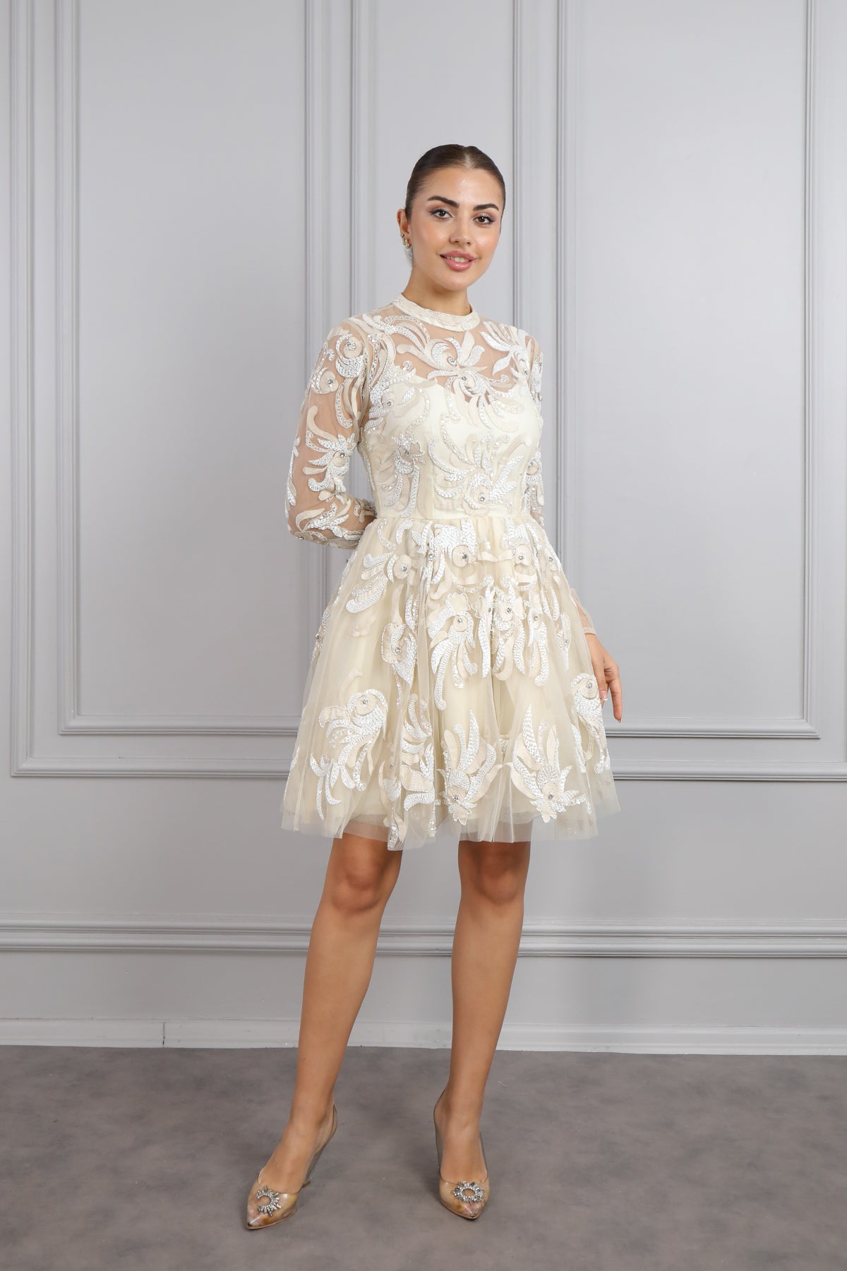 فستان سهرة قصير بتفاصيل شفافة وياقة عالية مزين بالخرز من "المجموعة الخاصة" - سماوي