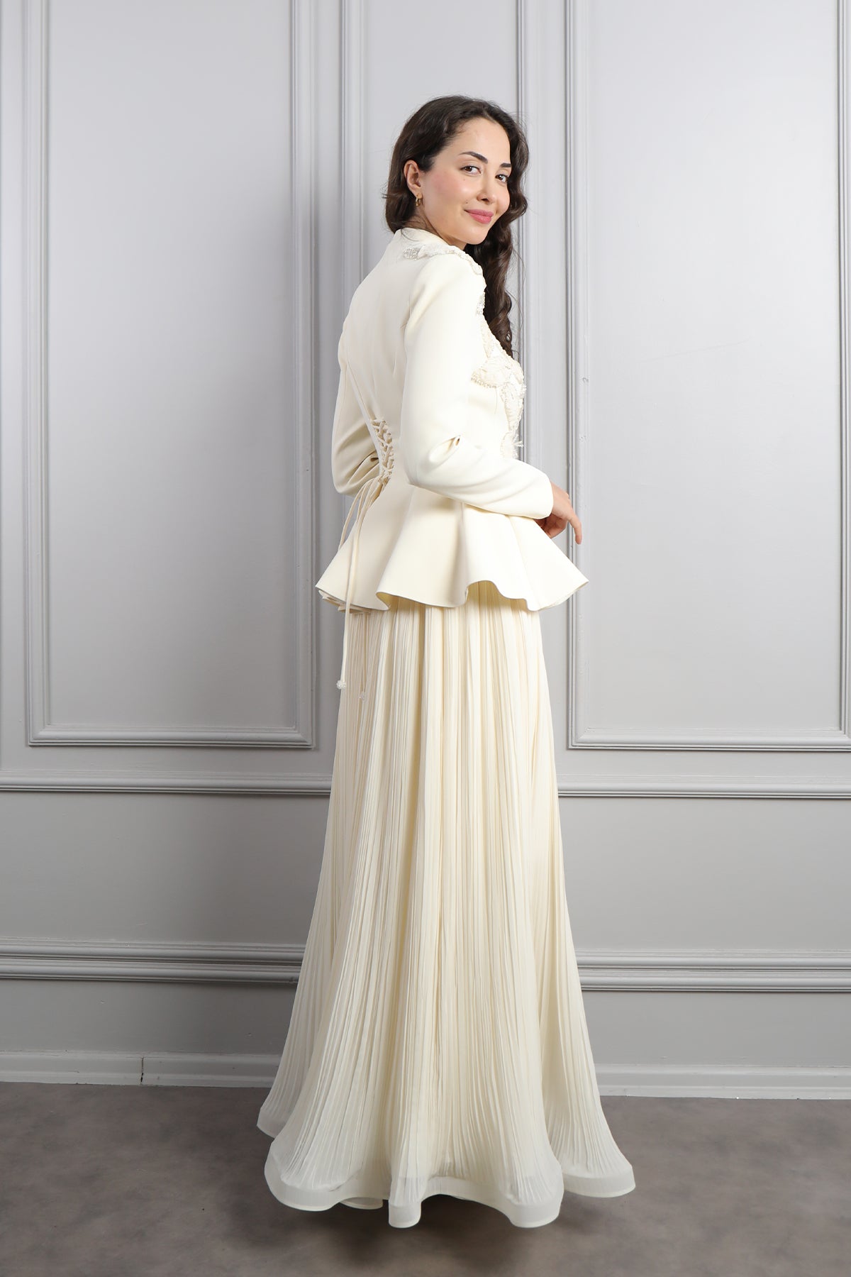 طقم تنورة بتكسيرات وجاكيت مزين بتطريزات خرزية ورود -سكري