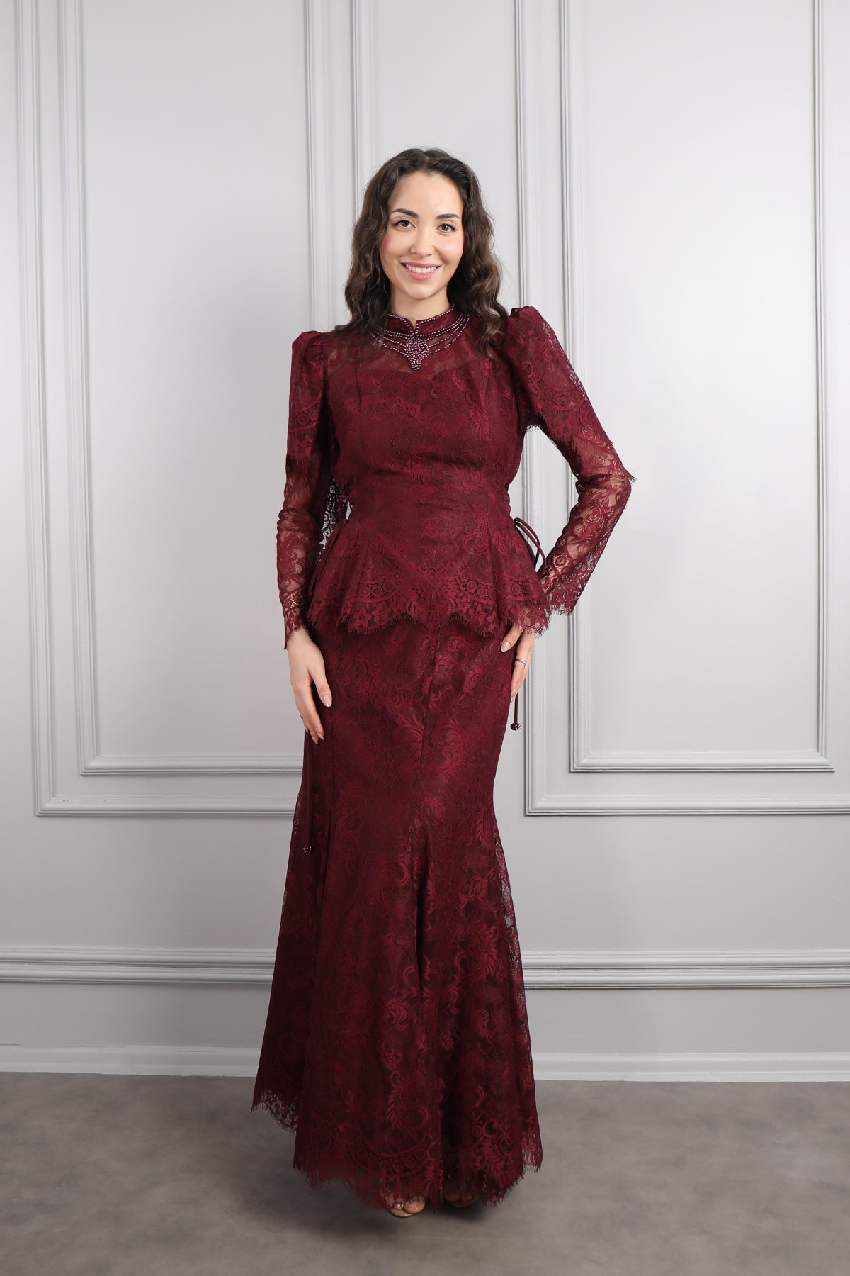 طقم دانتيل خناقي بتطريزات خرزية واكمام شفافة -عودي