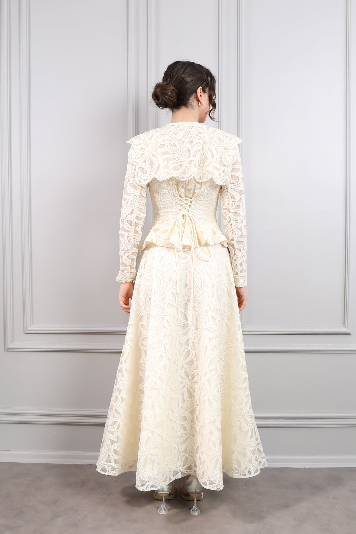 طقم تنورة وجاكيت بياقة اطفال بتطريز ورود -بيج