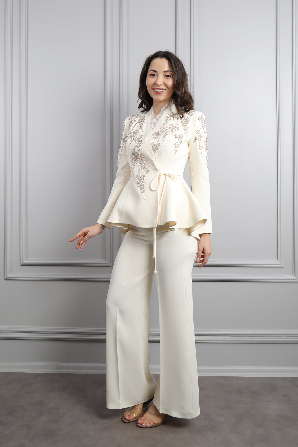 طقم بنطال وجاكيت مزين بتطريزات خرزية وكشكشة عالياقة -سكري