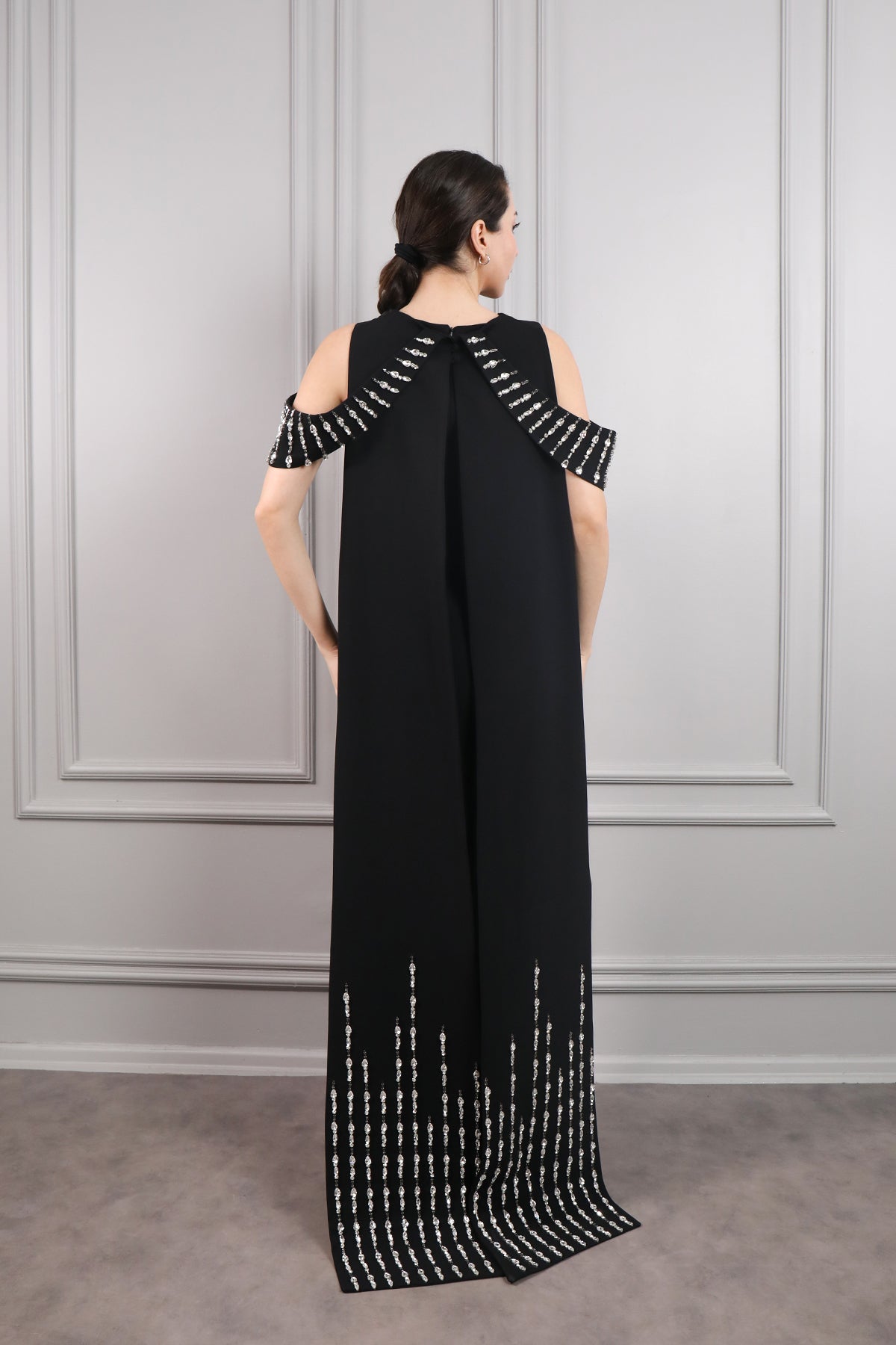 فستان سهرة مطرز بالكريستالات بكاب من الاكتاف -اسود