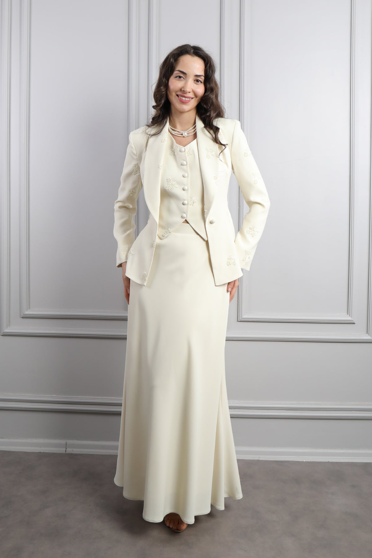 طقم ثلاثي بتنورة وجاكيت بتطريزات خرزية وتفاصيل ربط في الخلف -بيج