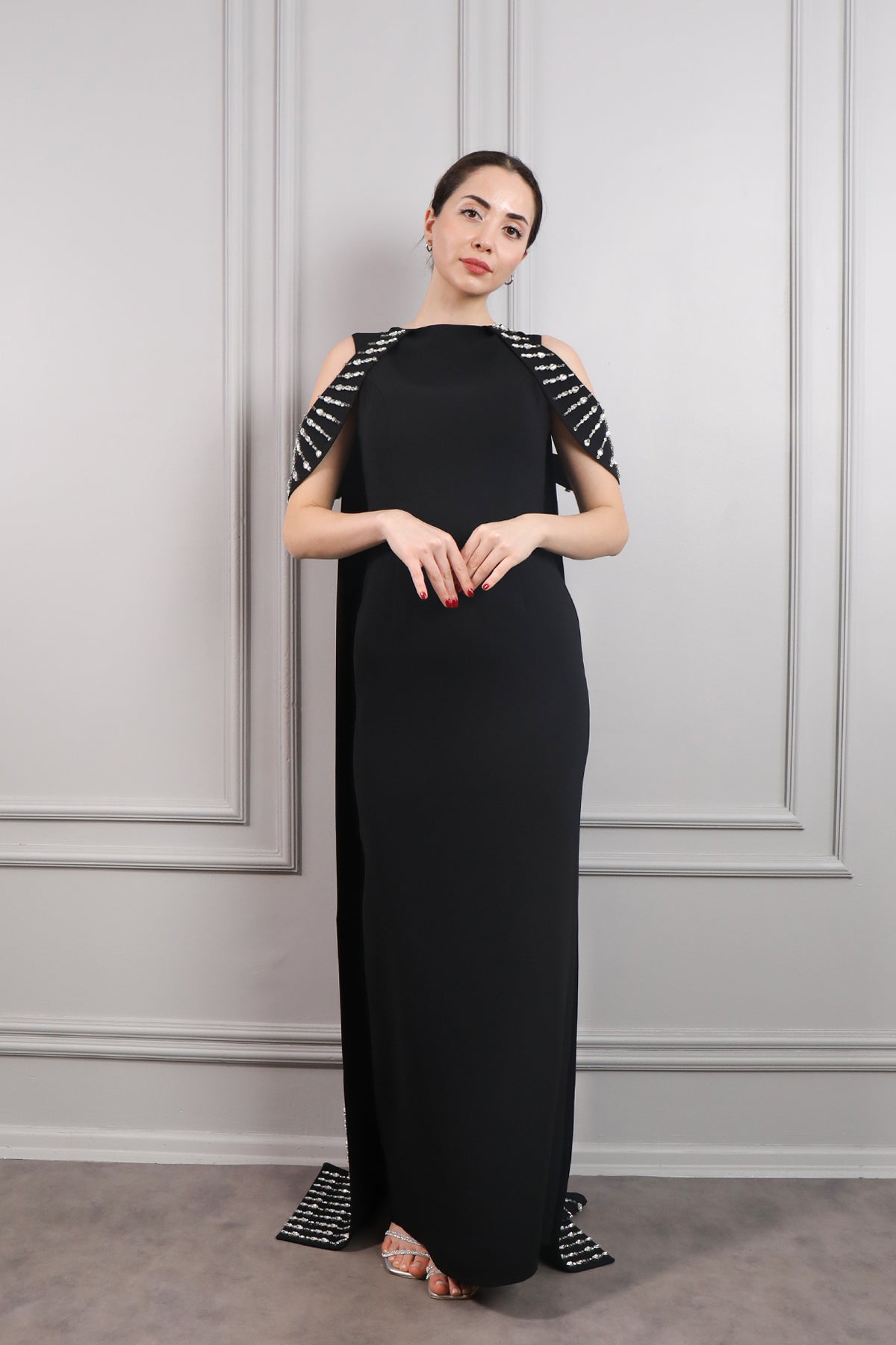 فستان سهرة مطرز بالكريستالات بكاب من الاكتاف -اسود