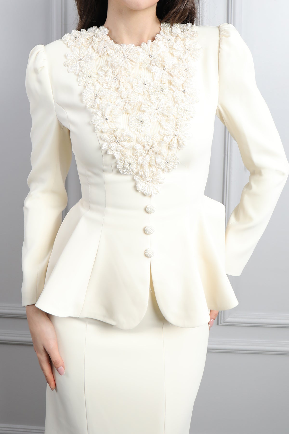 طقم تنورة وتوب رسمي مزين بالورود في الياقة -سكري