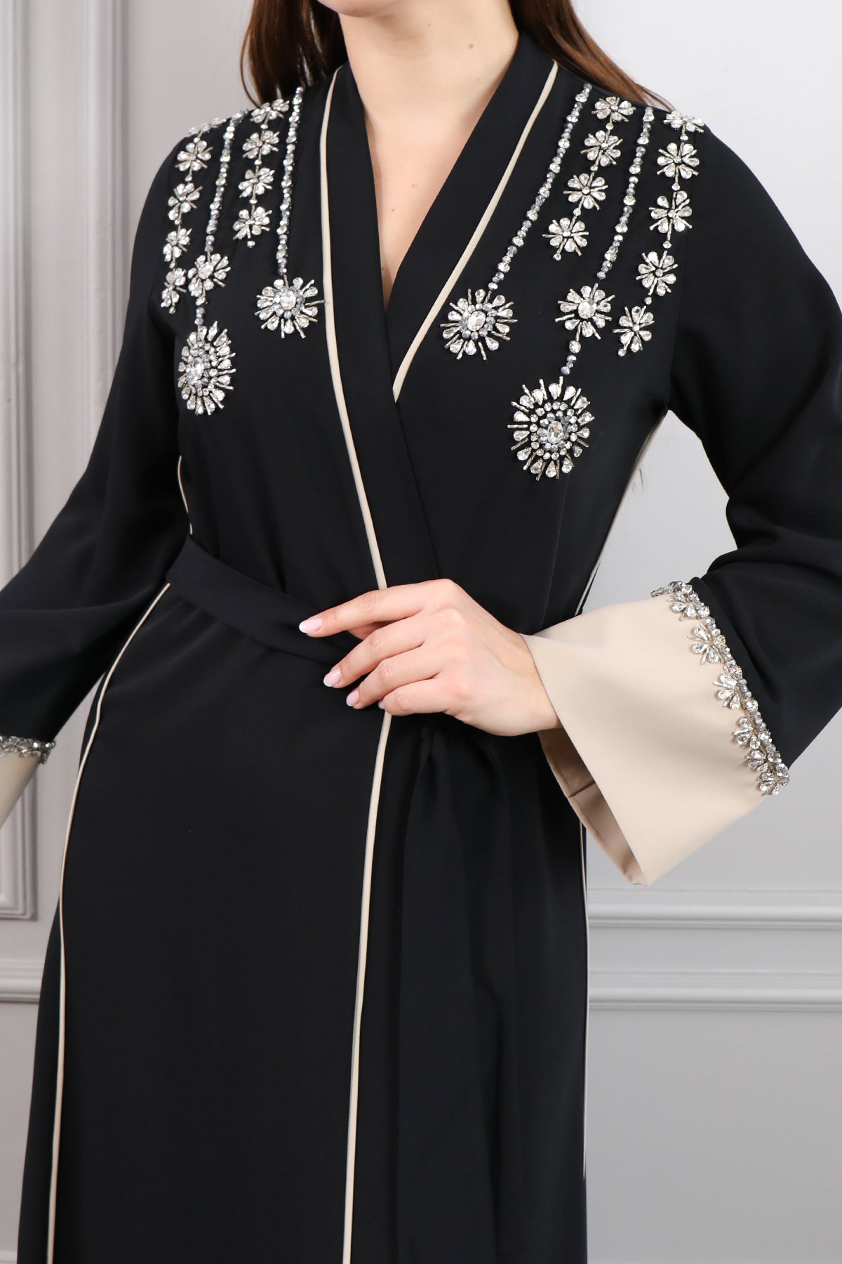 عباية مزين بالكريستالات مع حزام عالخصر -اسود