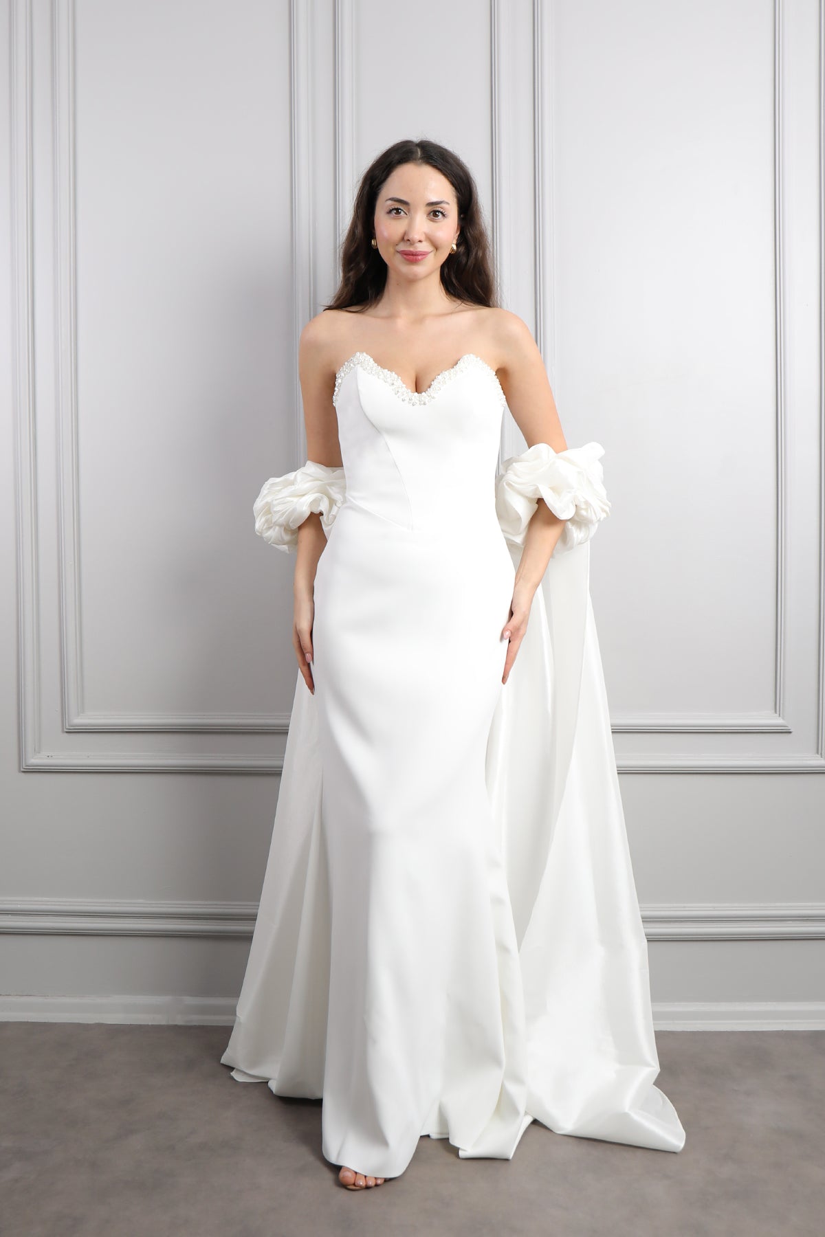 فستانى سهرة سترابلس بتطريزات خرزية وذيل طويل -ابيض