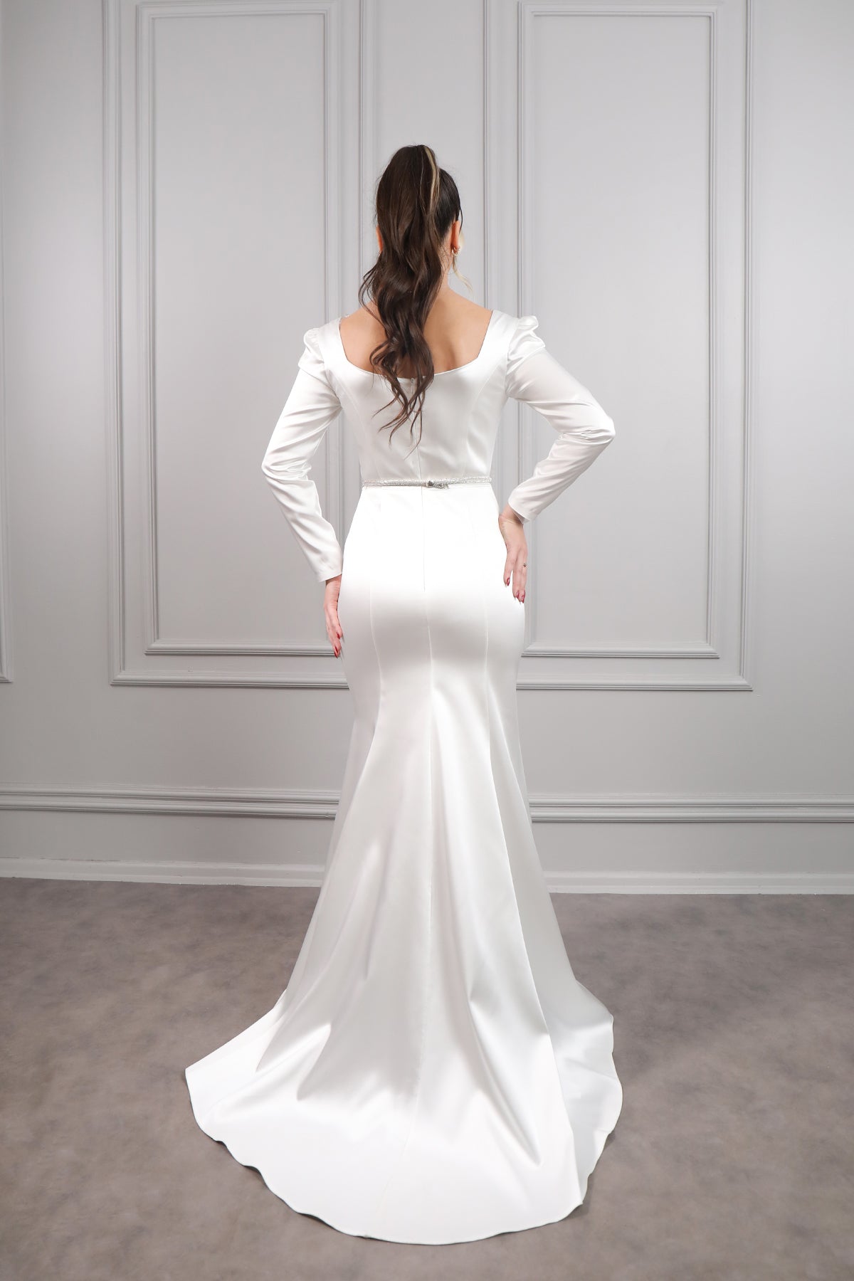 فستان سهرة ساتان بياقة مربعة وحزام عالخصر -ابيض