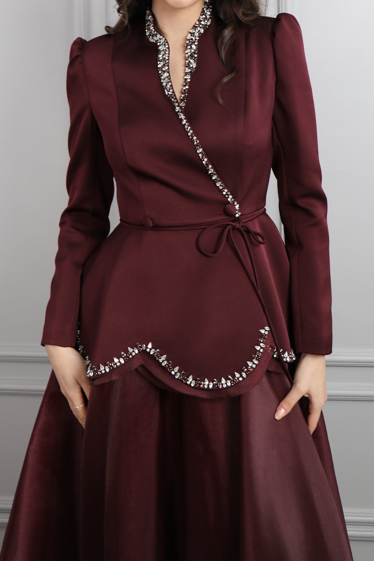 طقم تنورة وجاكيت مزين بتطريوات كريستالية -عودي