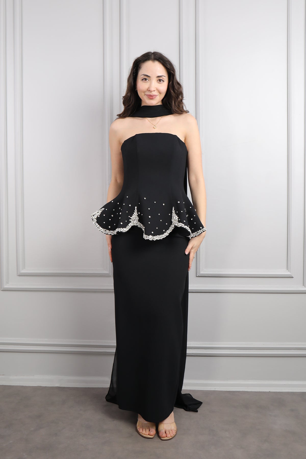 فستان سهرة سترابلس مزين بالكريستالات مع وشاح -اسود