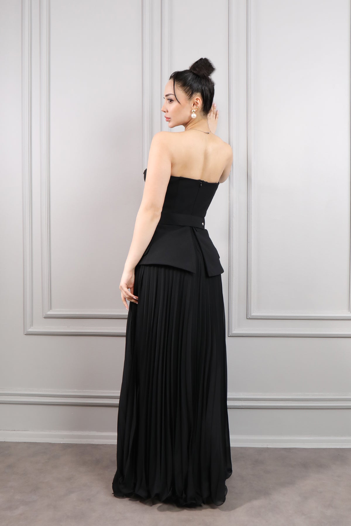 فستان سهرة سترابلس بحزام مطرز بالكريستالات وتنورة مكسرة -اسود