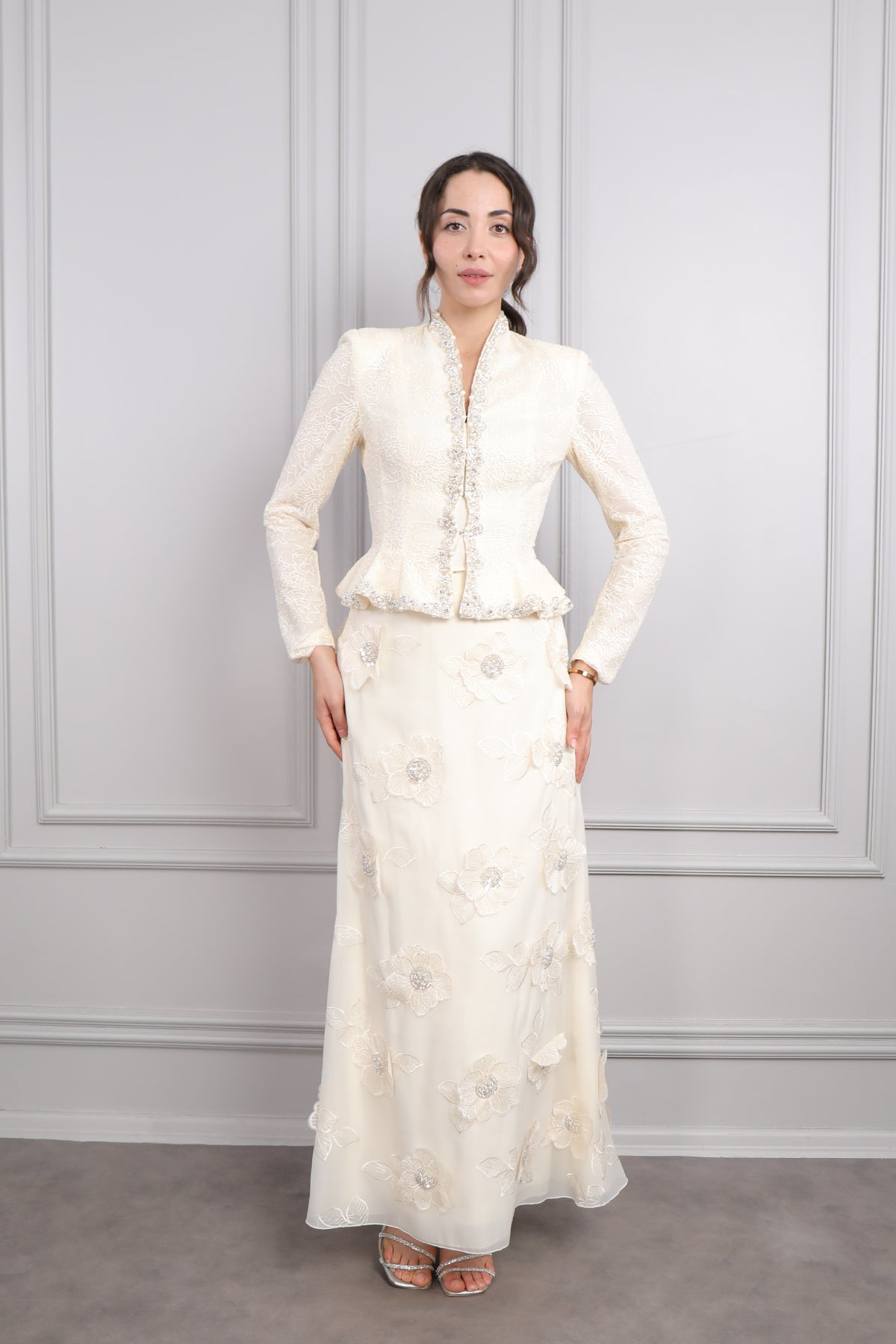 طقم تنورة مزينة بالورود وجاكيت مرصع بالكريستالات -بيج