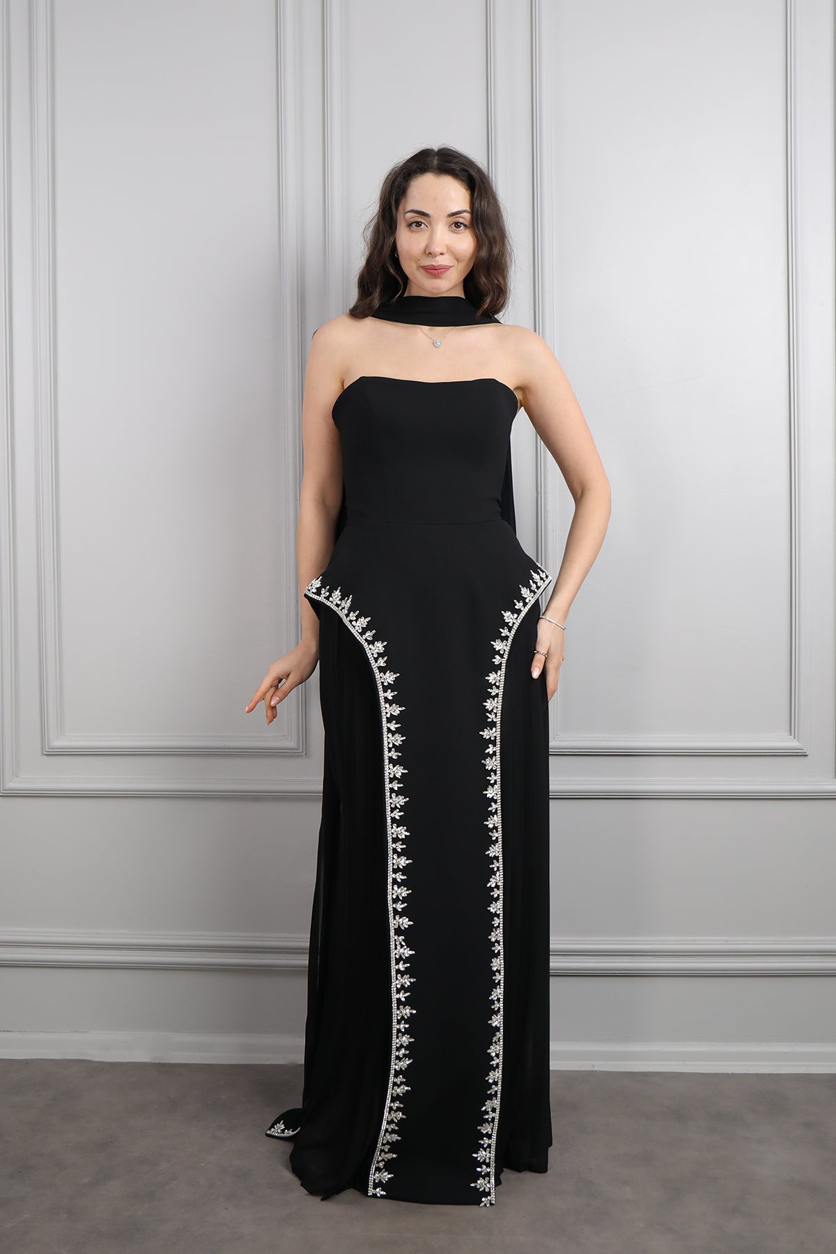 فستان سهرة سترابلس مزين بالكريستالات عالجانبين وتفصيل شال -اسود