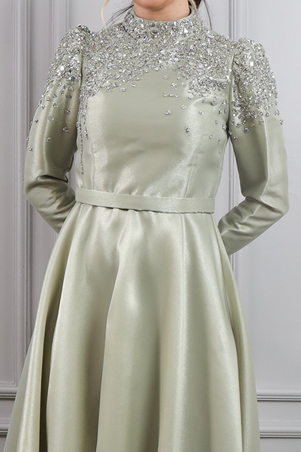 فستان سهرة حجاب خناقي مطرز بالكريستالات -اخضر