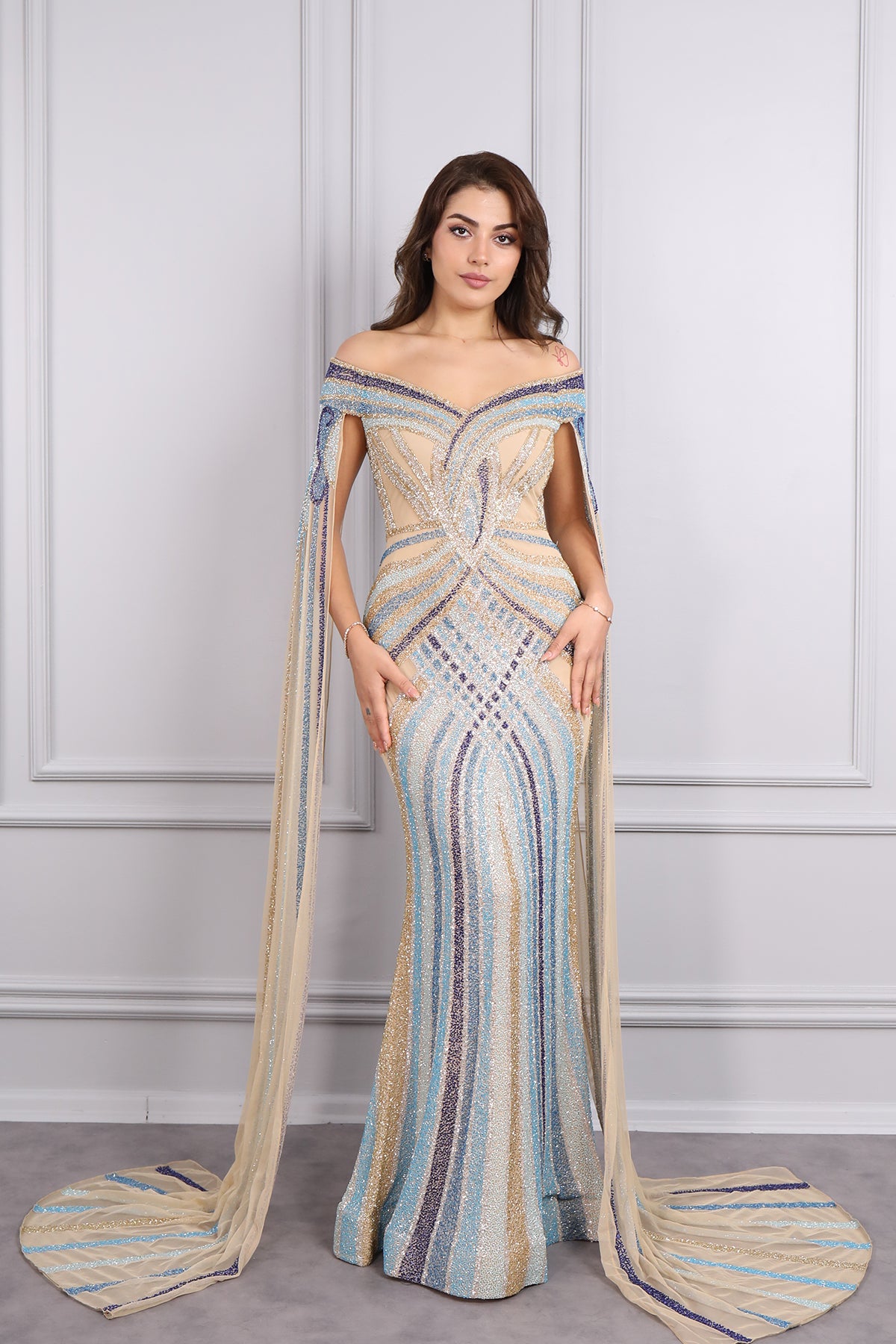 فستان سهرة مكشوف الاكتاف بكايب من الكتف مطرز بالكامل بالفصوص من "المجموعة الخاصة"