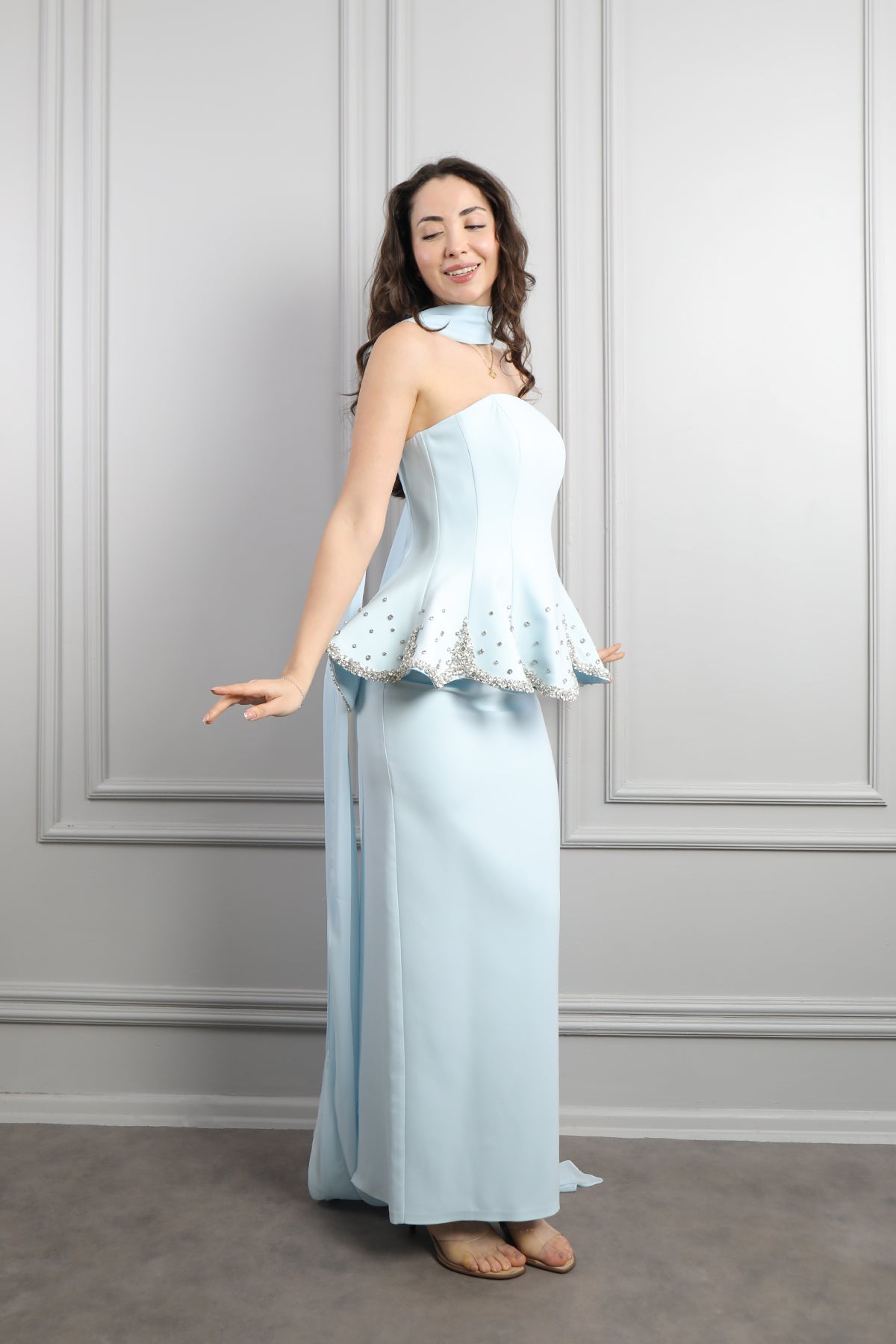 فستان سهرة سترابلس مزين بالكريستالات مع وشاح -ازرق