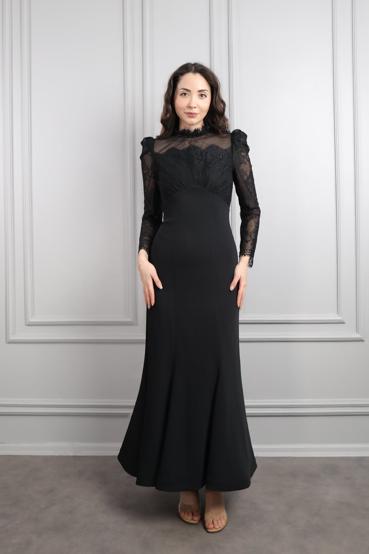 فستان بتصميم دانتيلي وتفاصيل شفافة -اسود