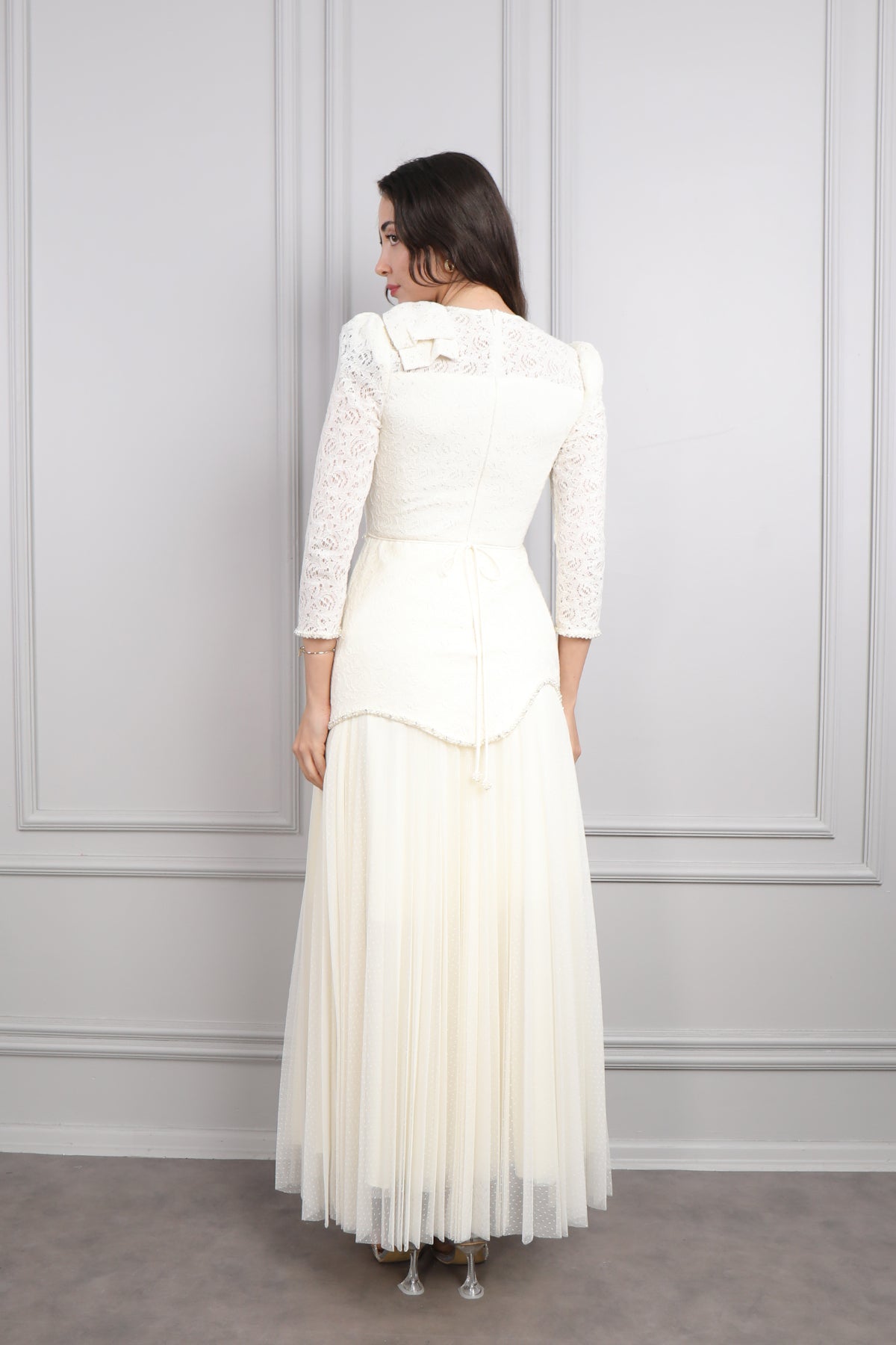 طقم تنورة بتفاصيل دانتيل بفيونكة عالكتف وتطريزات خرز ولؤلؤ -سكري