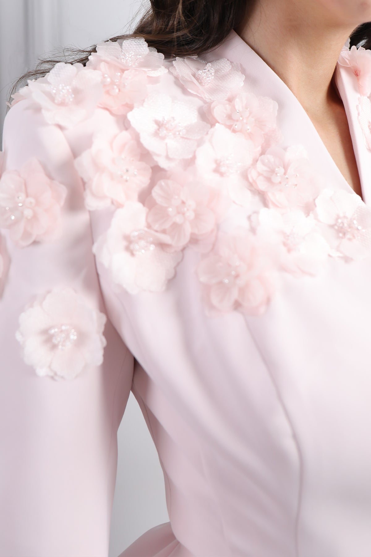 طقم تنورة وجكيت مزين بالورود مع حزام -بمبي