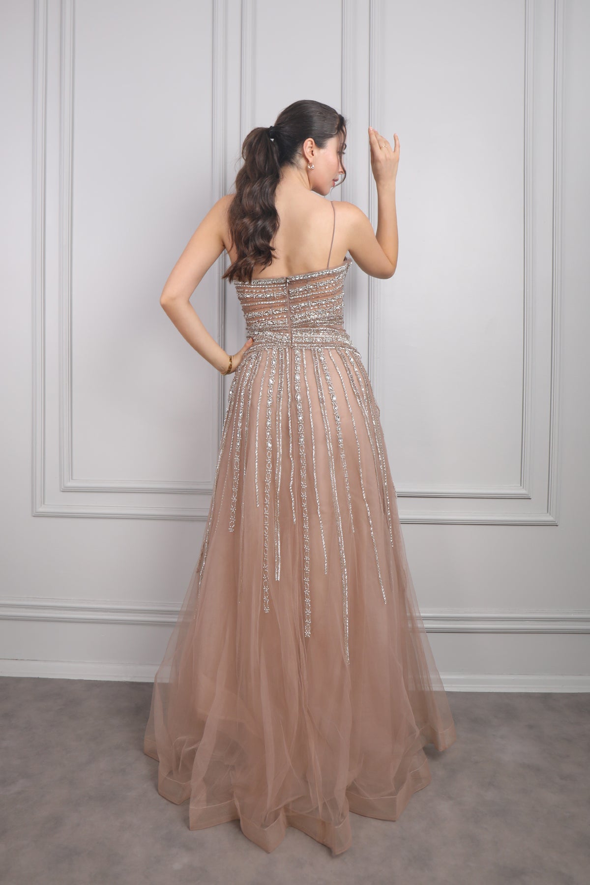 فستان سهرة تول بحمالات رفيعة مطرز بالكريستالات بالكامل من "المجموعة الخاصة" -بني