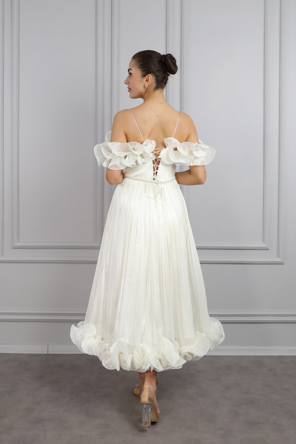 فستان سهرة ميدي بأكتاف مكشوفة، وياقة مكشكشة بحبل ربط خلفي، وتنورة مكسرة -سكري