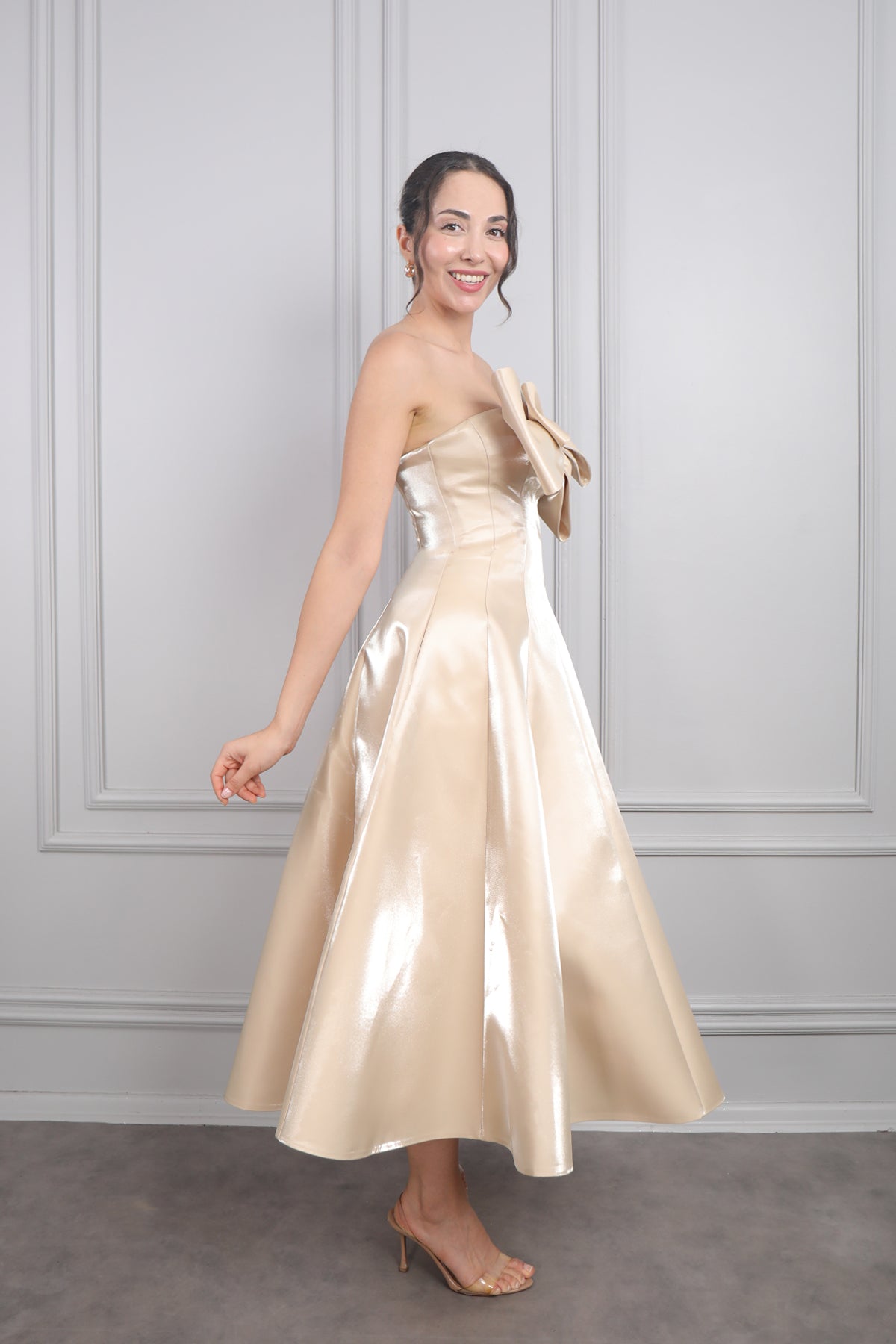 فستان سهرة ميدي سترابلس بفيونكة بحبل ربط في الخلف -ذهبي