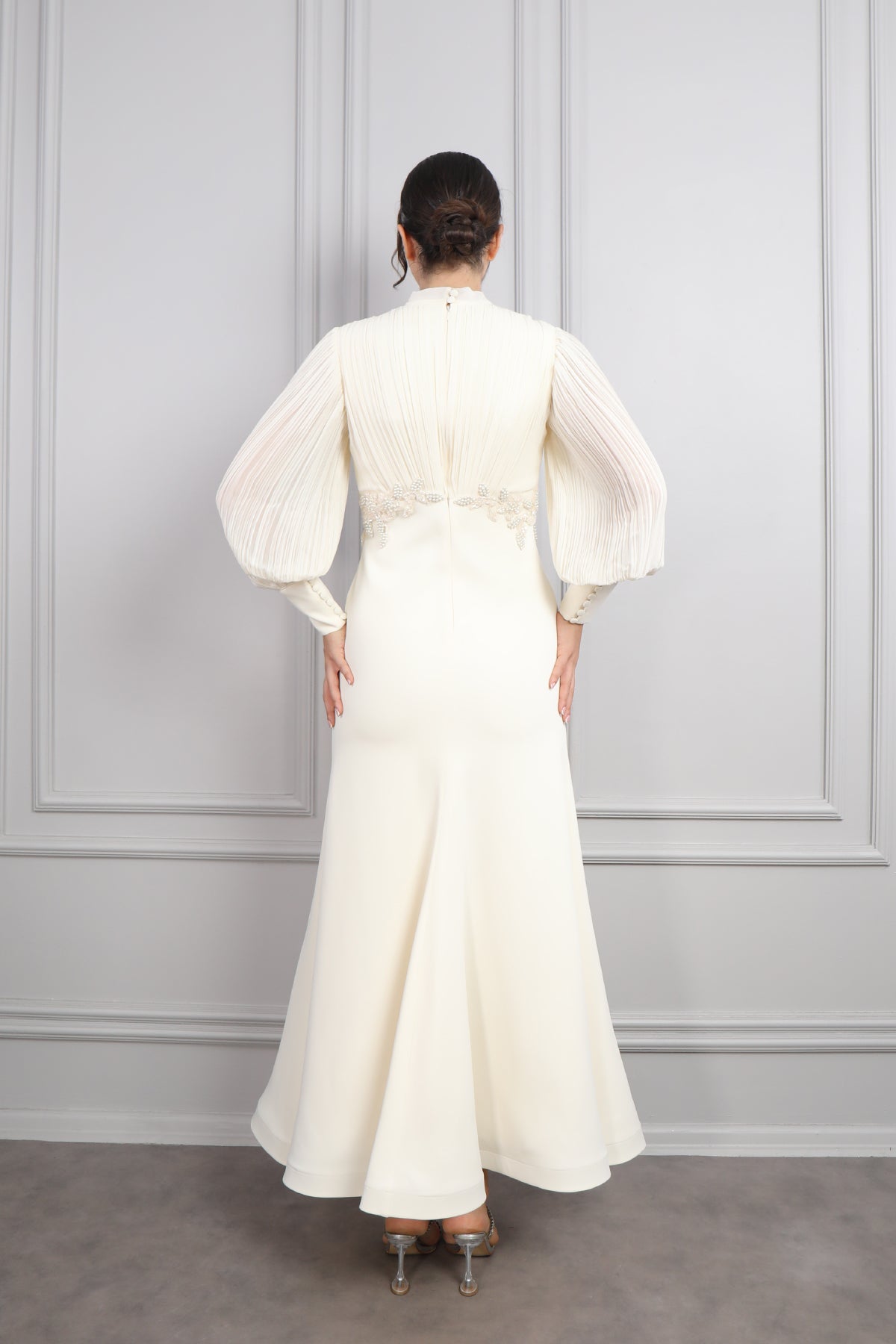 فستان ناعم مزين بالخرز باكمام واسعة بتكسيرات -سكري