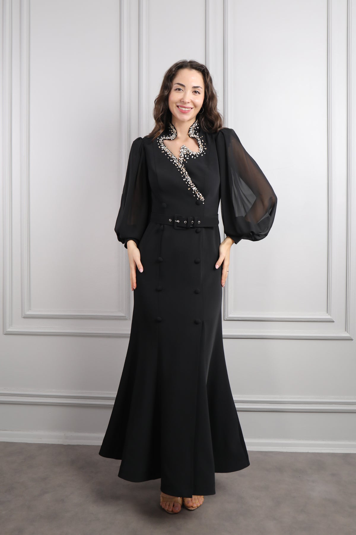 فستان بتفاصيل كريستالية واكمام واسعة وزينة ازرار -اسود