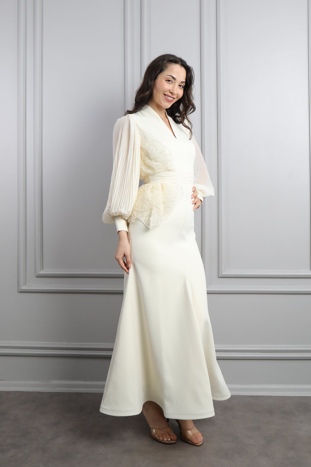 فستان بقصة سمكية باكمام واسعة شيفون وزينة جانبية -سكري