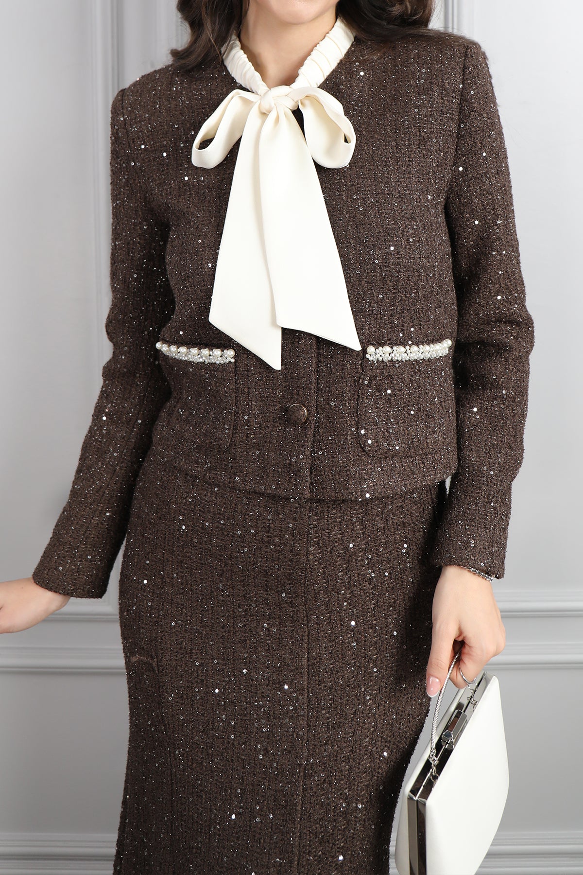 طقم تنورة وجاكيت بياقة تنربط مزين باللؤلؤ مع اكسسوار شنطة -بني