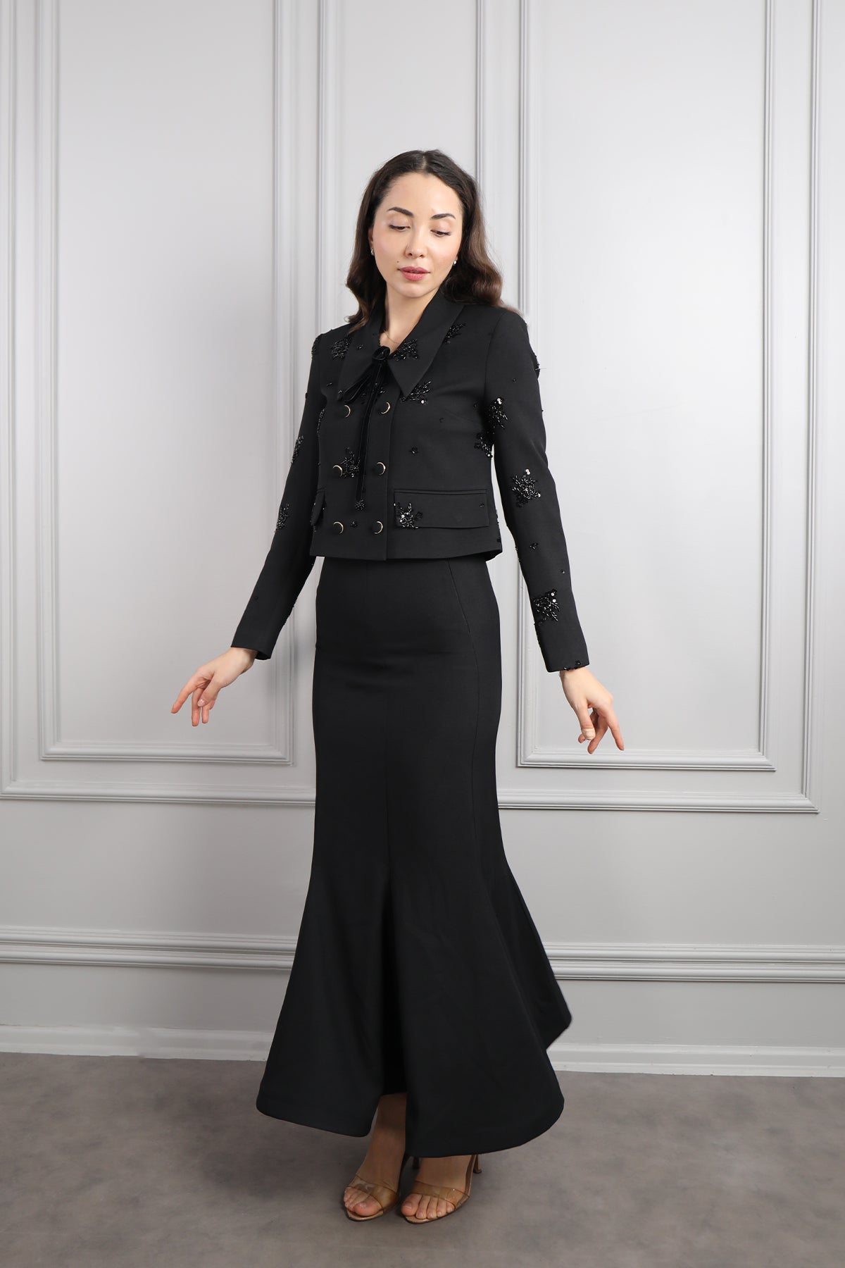 طقم تنورة وجاكيت بتطريزات خرزية وزينة ازرار -اسود