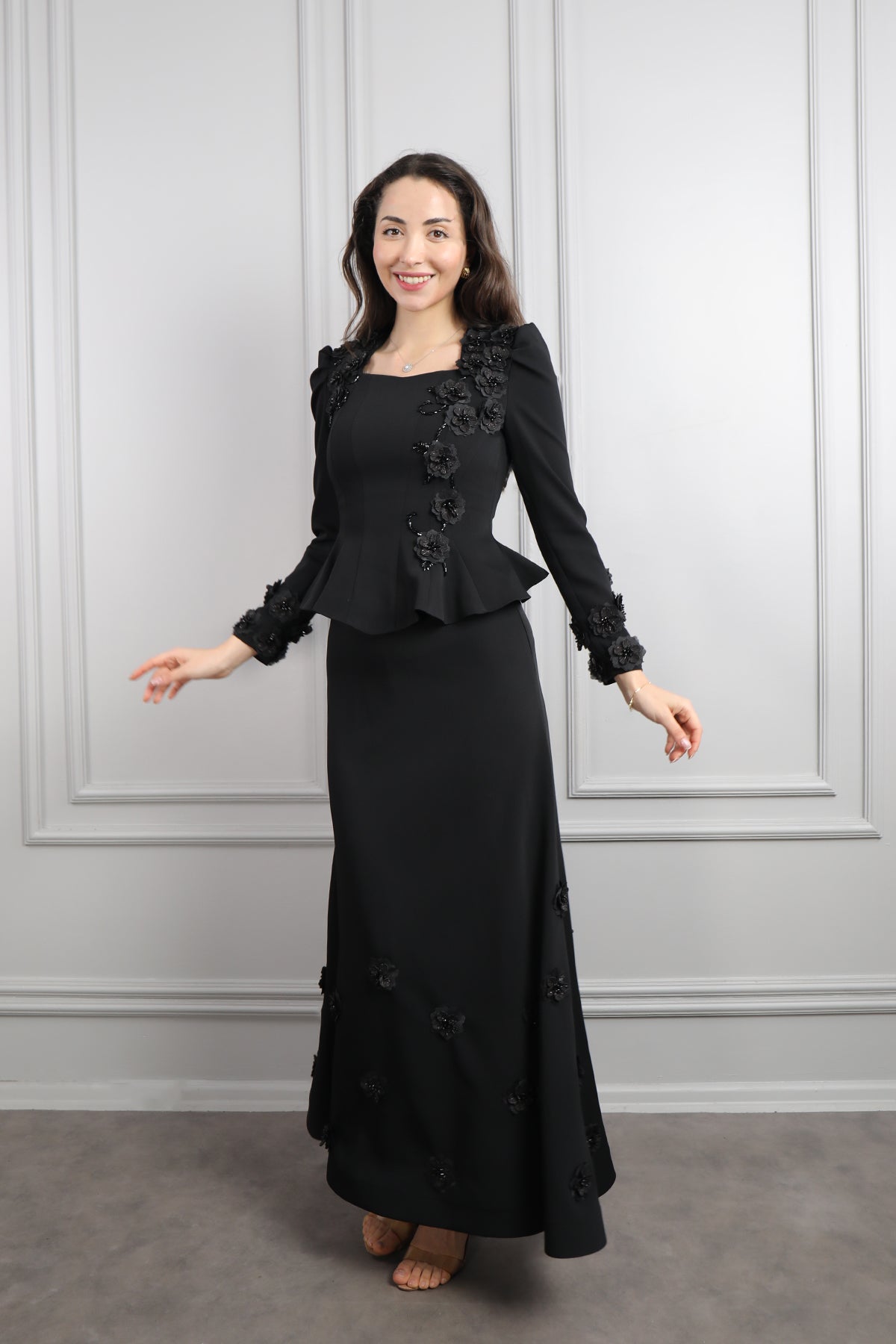 طقم تنورة وتوب رسمي انيق بياقة مربعة وتفاصيل ورود -اسود