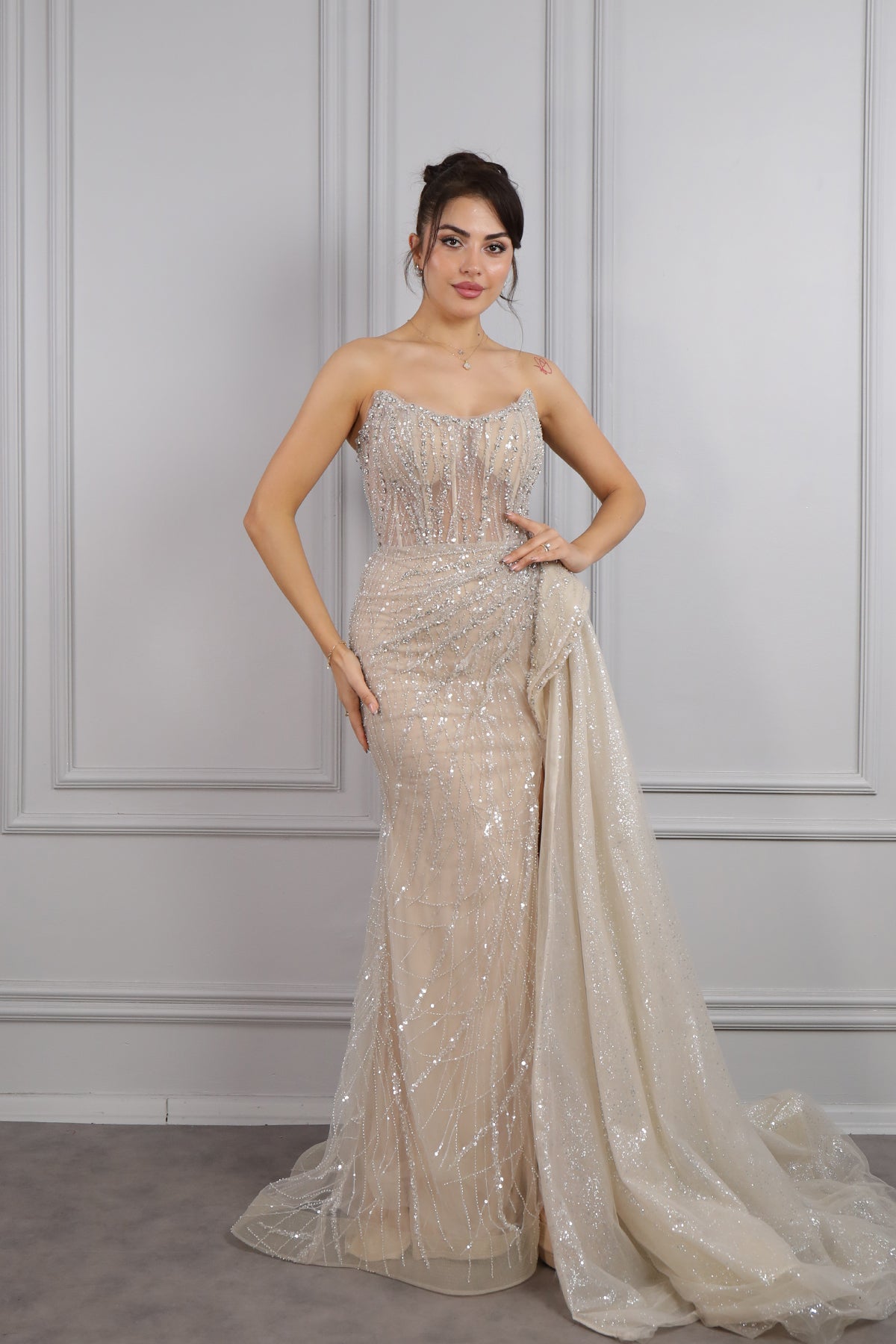 فستان سهرة سترابلس مطرز بالكريستالات من " المجموعة الخاصة" -بيج