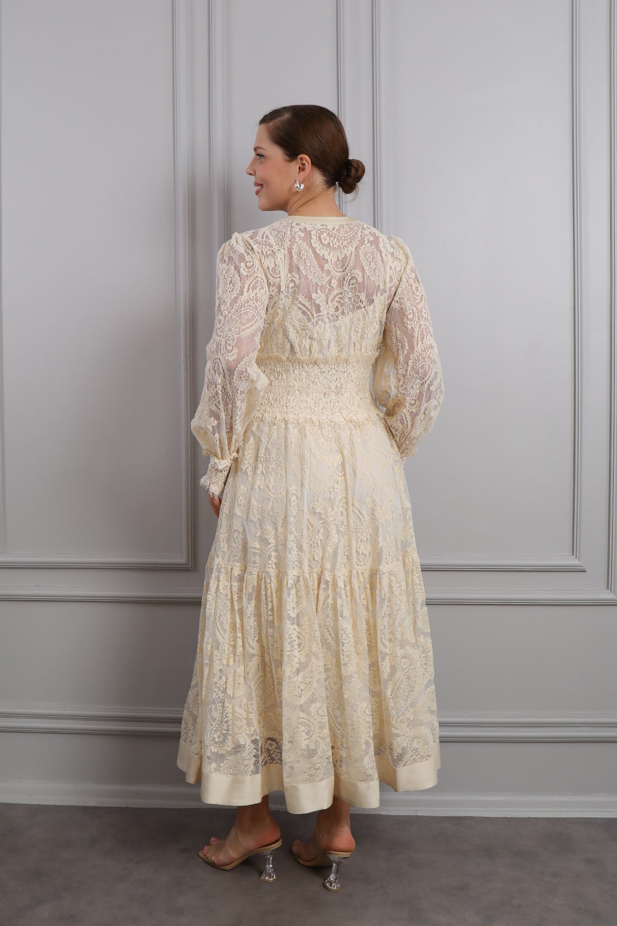 فستان ميدي بياقة شكل مثلث بتفاصيل دانتيل وفصوص مقاس كبير -سكري